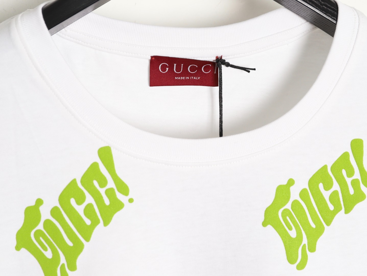 Gucci/古馳 25ss 綠色發泡印花短袖
GUCCI新款T恤採用重磅白色針織棉製成，通體檸檬綠Gucci刺繡倍添清新氣息。
A Size:S-XL