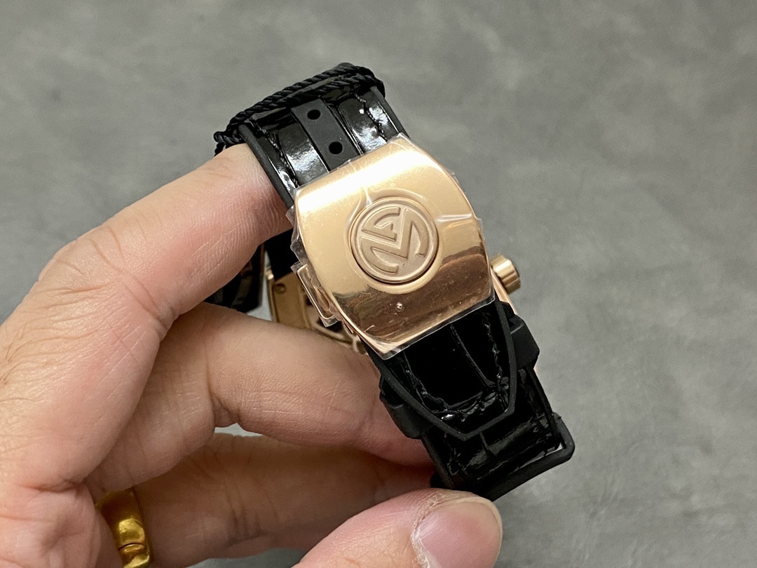 RMS最新款頂級復刻 法蘭克穆勒V45 Vanguard陀飛輪系列 歷時多年研發機芯 
1 1:1 超級復刻原裝複雜法穆蘭陀飛輪機芯 細節完美到位 打造正品機芯獨具的雙發條盒 超薄工藝 
2超長72小時動力儲存 告別每天手動上鏈 高端玩家的定制款 把頭上鏈30個半圈 發條盒為滿 不需要過度上鏈 
3 千錘百鍊 316L精鋼表殼 超薄表殼 與原裝一致厚度 彎曲弧度 更加貼合手腕 佩戴舒適 
4 純正進口意大利小牛皮 貼合手感品質一流的進口氟橡膠錶帶 與正版全完通用互換
5瑞士工程師 原版機芯拆解 一比一甲