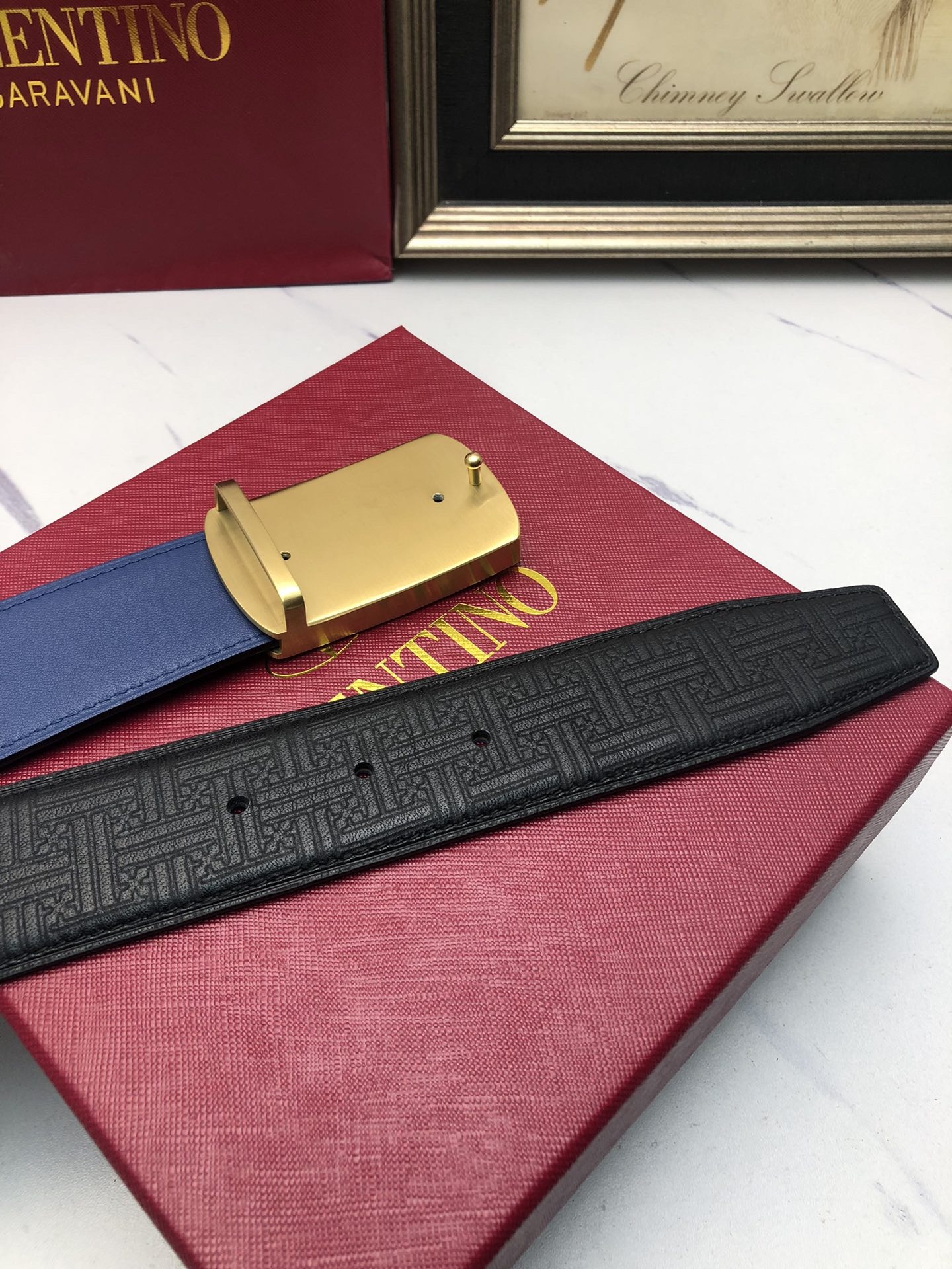 華倫天奴：原單頭層小牛皮燙印花紋，內襯頭層牛皮底，營造織紋外觀。飾以標誌原單扣。專櫃寬度4.0