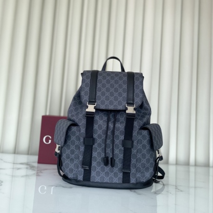 GG黑色大號背包
經典GG Supreme帆布以質地柔軟且富有延展性而著稱，是品牌歷經歲月洗禮卻從未褪色的經典面料之一。該面料以超細纖維塗層織物打造，以全黑色匠心呈現，賦予這款背包以別緻魅力。同色調皮革滾邊令整個廓形愈發豐滿，典藏條紋織帶則為整個設計注入一抹亮色
款號792080克，尺寸46X35X12