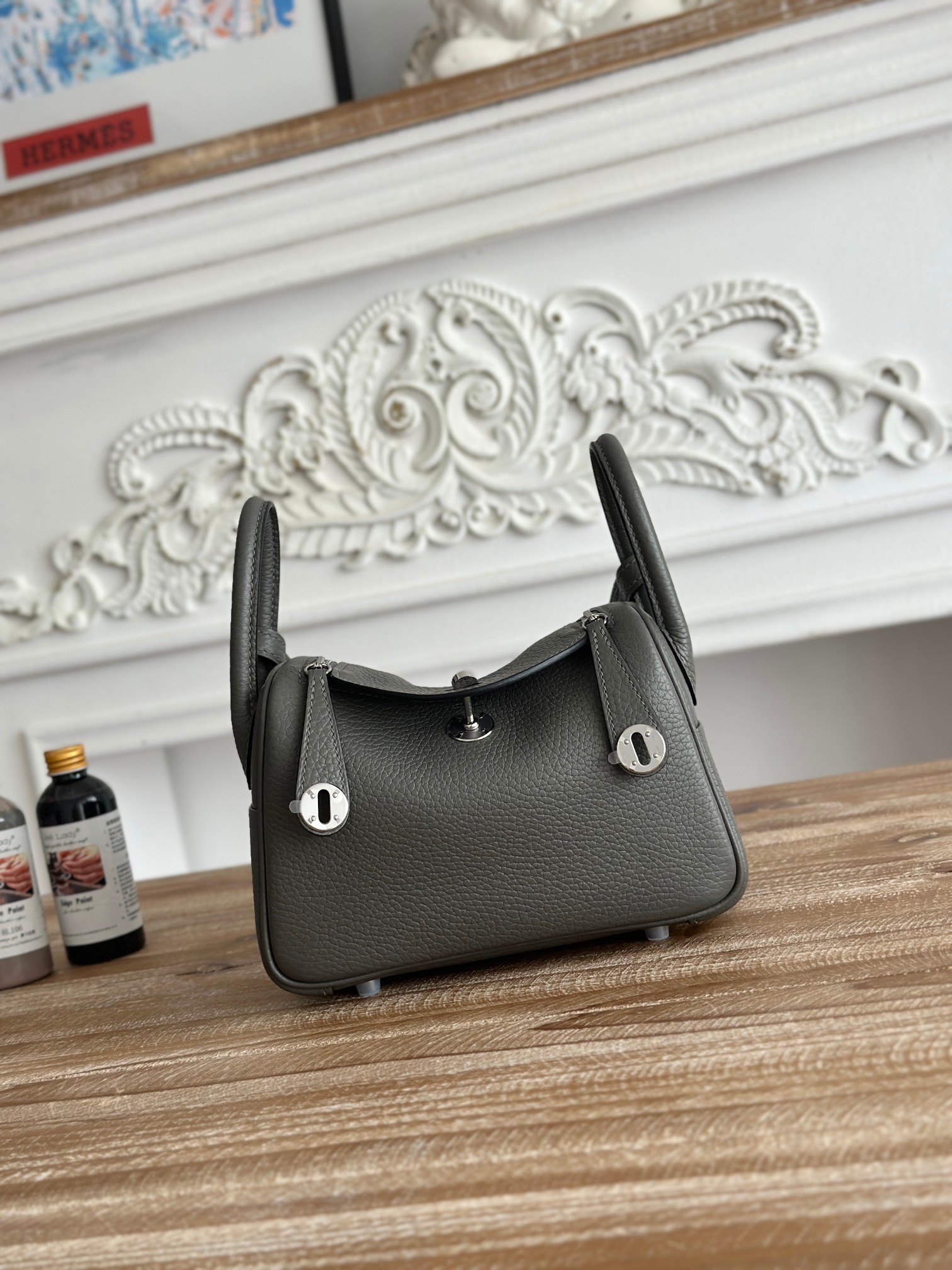 琳迪lindy 19cm	
Tc皮 蜜蠟線半手工縫製
lindy19保留了琳迪包所有細節的完整設計，側口袋、拉鍊等全部都是經典的設計√
這只小可愛暴擊了多少人的少女心