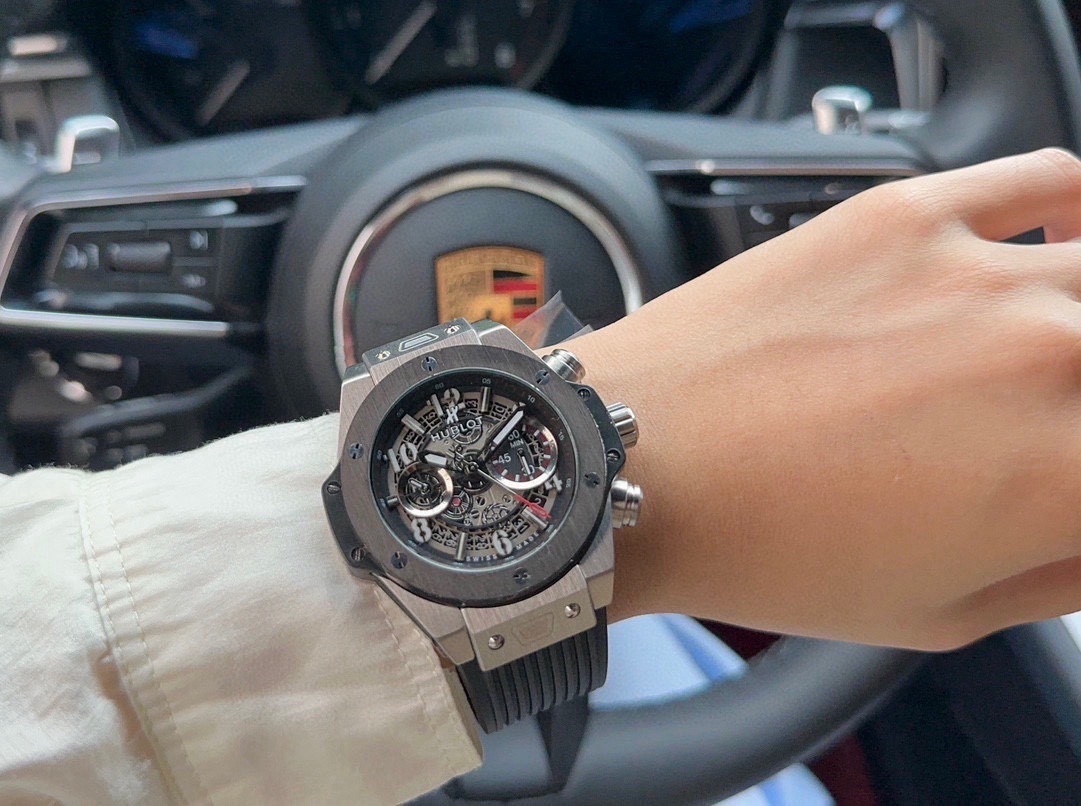 恆寶 Hublot精品男士腕表，勁爆鏤空設計，技藝精湛，獨具匠心，尊貴大氣，紳士風範。採用全自動機械機芯，頂級316精鋼表殼，天然橡膠錶帶，礦物質超強鏡面，尺寸43*13