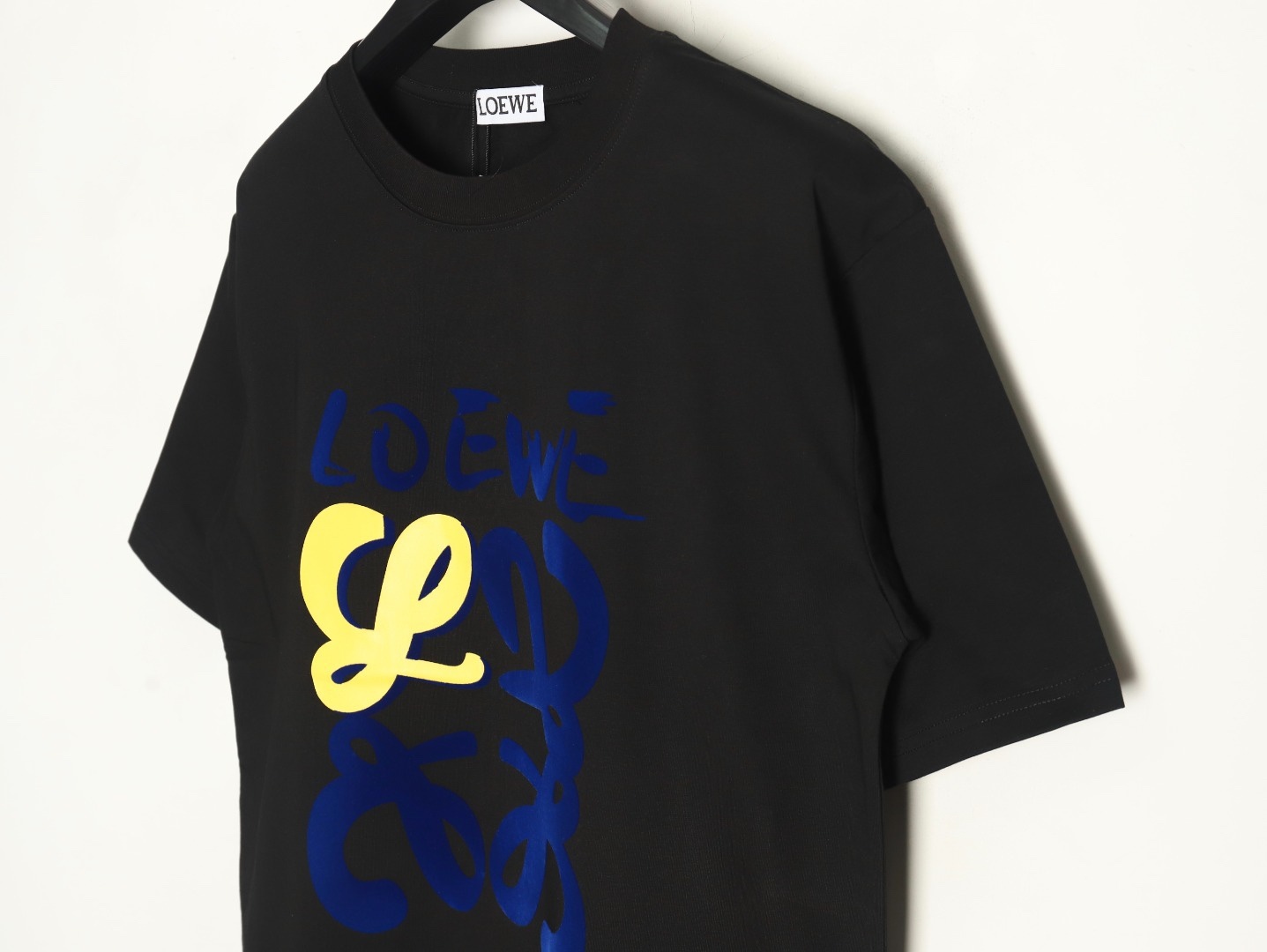 Loewe/羅意威 25ss 塗鴉彩繪植絨印花短袖T恤
260g棉質布料40支雙紗面料，無蝕塵‬毛藝工‬處布理‬面，紡織密度高，垂感佳，不易變形。
厚織感加上緊密紡紗工藝，不會影響Tee的透氣性，成色的飽和度很高
胸前撞色塗鴉彩繪植絨印花工藝
版型上身效果好，百搭好看的一款T恤，寬松版型遮肉顯瘦不挑人
顏色: 白色，黑色
S Size：S-XL