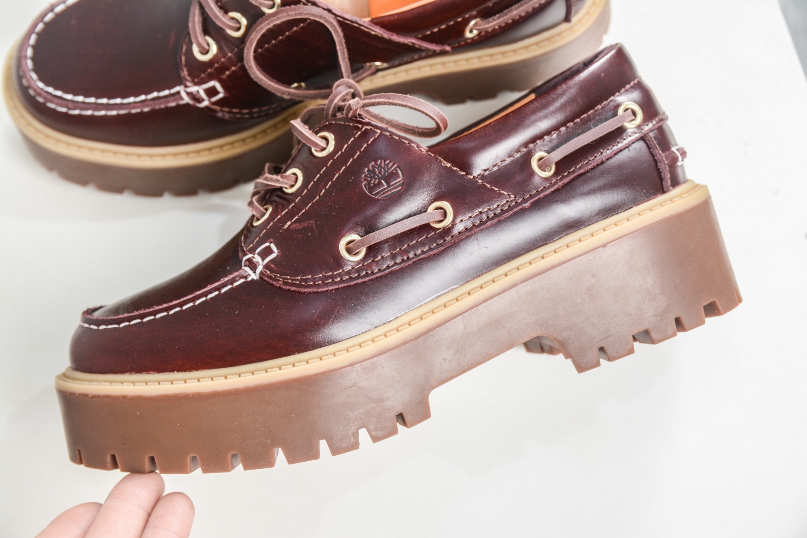 Timberland添柏嵐 Stone Street 舒適百搭 休閒單鞋 穿著舒適 防滑 可戶外城市多用途穿著 無懼任何複雜地形 設計感十足 時尚拼色百搭款 
貨號: TB 01006 713
尺碼：35 36 37 38 39 40 41 42