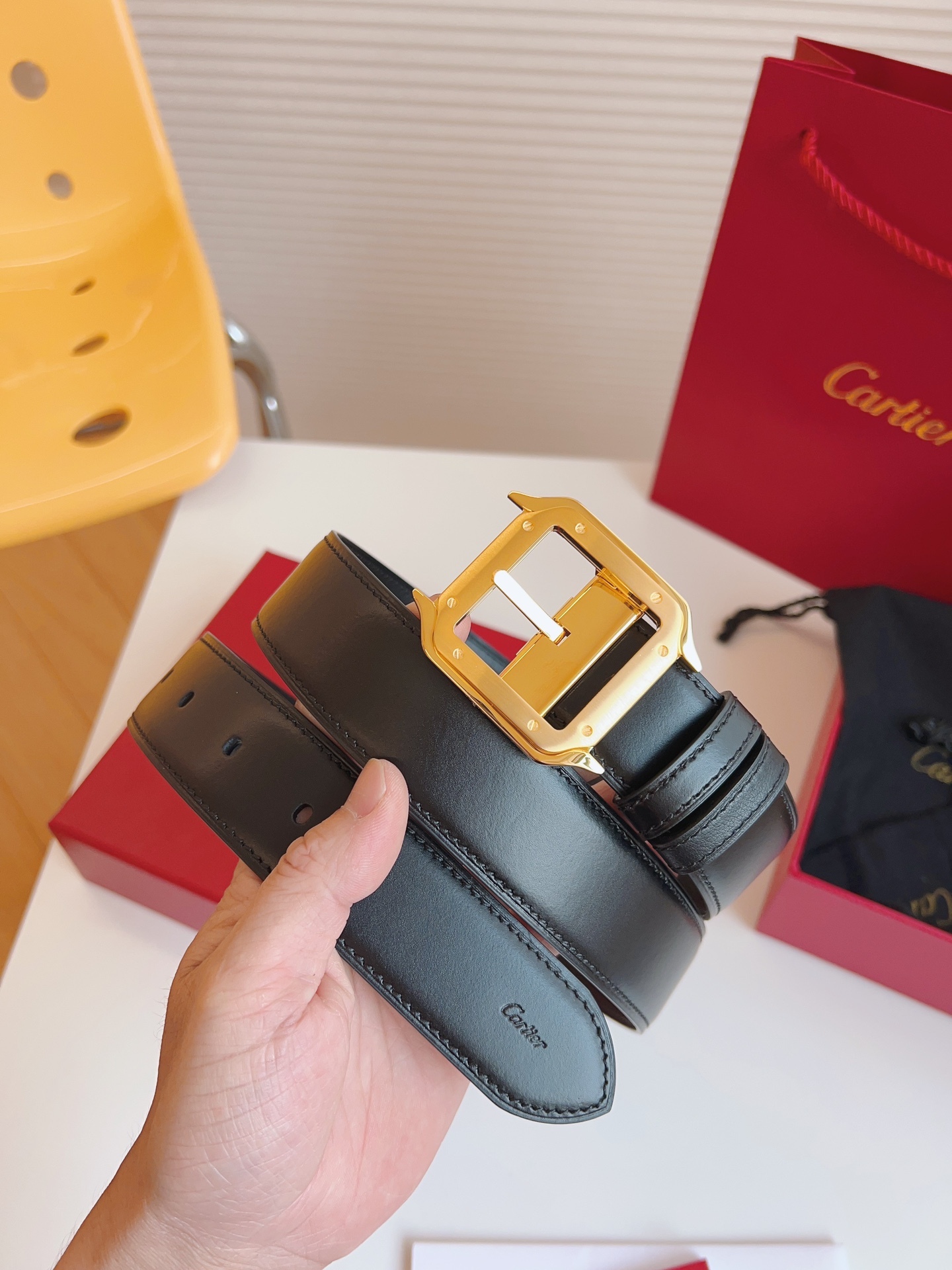 
Cartier（卡地亞）憑借匠心傑作展現與眾不同的美感，融合精湛工藝與經典設計，演繹雋永風格；瀟灑不羈，果敢獨立！此款式易搭配服飾；休閒正裝兩相宜。皮帶寬度：35mm