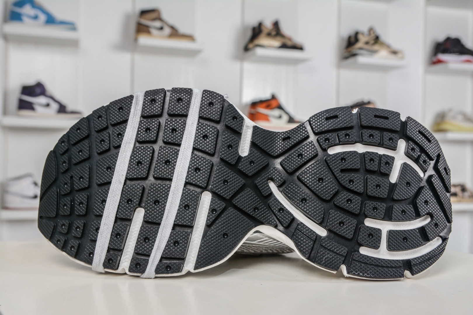 BALENCIAGA 3XL Sneakers 巴黎世家十代 水印logo字母標 3XL巴黎老爹一腳蹬系列復古做舊
貨號：840090 W3XSG 9239
尺碼：35 36 37 38 39 40 41 42 43 44 45 46