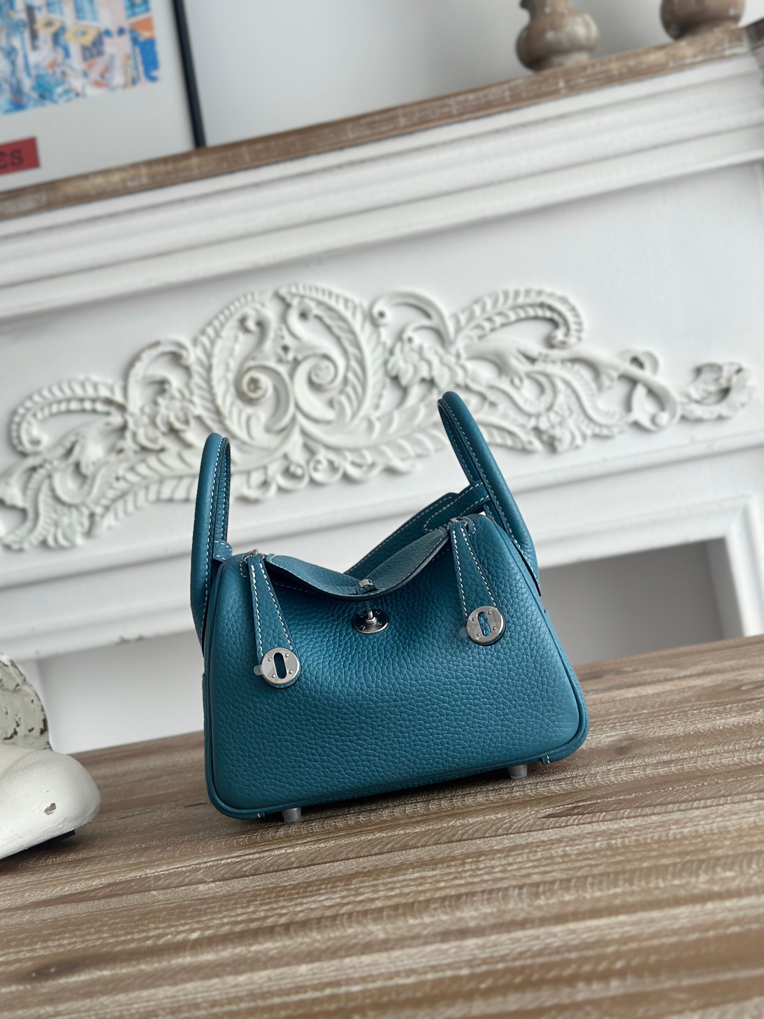 琳迪lindy 19cm	
Tc皮 蜜蠟線半手工縫製
lindy19保留了琳迪包所有細節的完整設計，側口袋、拉鍊等全部都是經典的設計√
這只小可愛暴擊了多少人的少女心