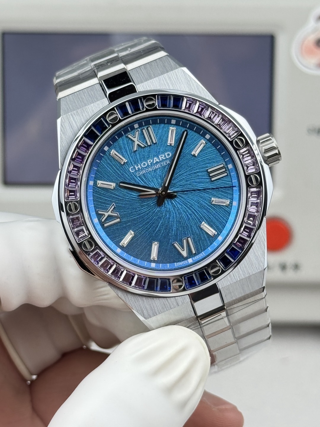 GHFactory 獨家力作👍
蕭邦AlpineEagle雪山傲翼系列
🌈彩T鑽🌟變色龍🦎滿天星✨限量款及隱藏款首推
如炬目光，比擬暗夜星芒⛰️於山川湖海間🌊洞見紳士願景與磅礡未來👔
尺寸：原裝一致41mmX9.7mm
機芯：9015改Chopard 01.01-c
錶鏈：獨家原版開模金磚型鏈節一體式錶鏈
岩石紋錶盤，鍍銠羅馬數字，時針及分針時標均覆以Super-LumiNova® X1級螢光塗層
致獻當代“雄鷹”，志存高遠之人在日常生活中超邁群倫，其視野啓迪人心、昇華情志。憑借遠見和決心，