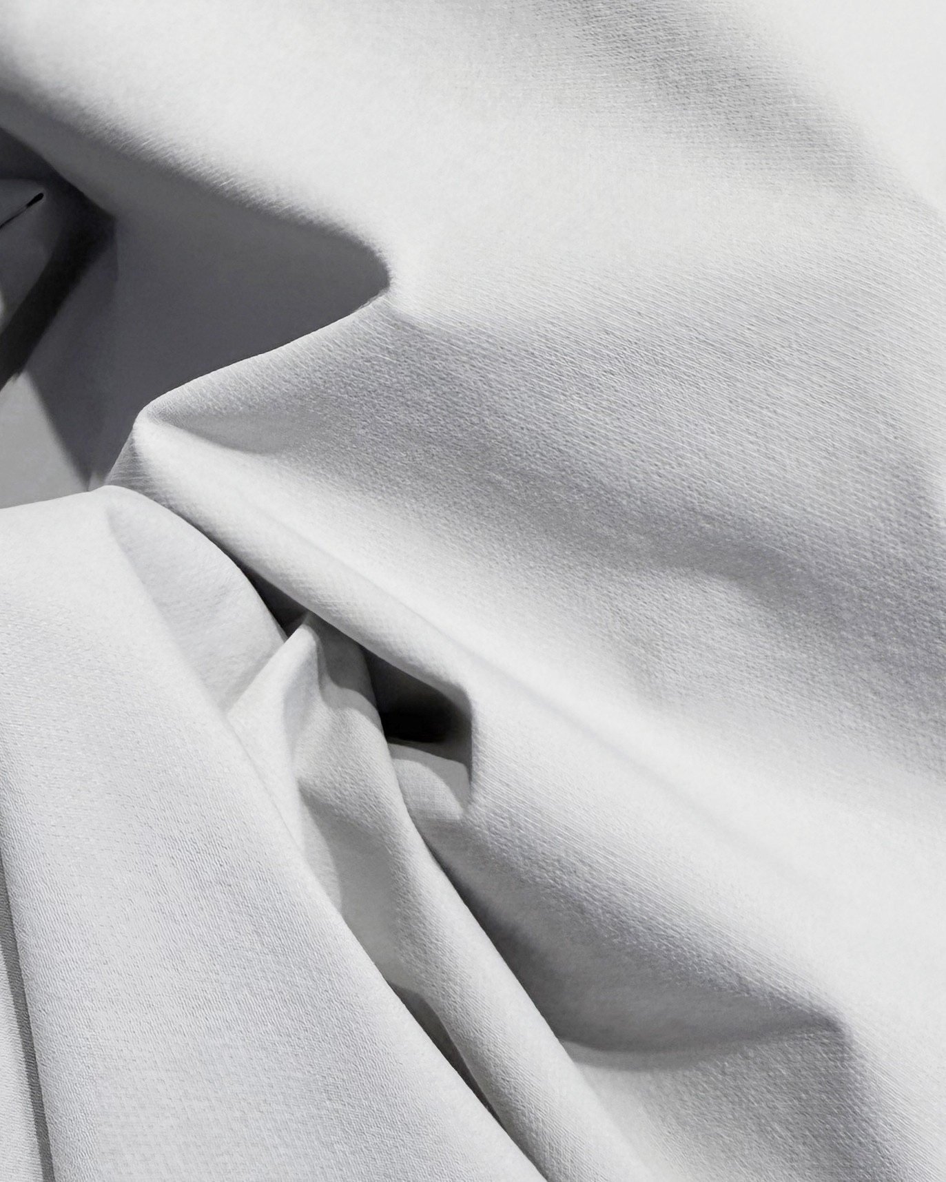 KOLON SPORT可隆🧊🧊  輕量涼感防曬衣情侶款  

戶外輕量化涼感防B1145曬衣上新🆕 ，可隆專櫃同款 在售💰1585+

採用功能性專業戶外防曬型針織材料 88的錦綸和12的氨綸 有非常好的彈性 和防水透氣功能  防曬值upf245+不怕曬傷，縱享戶外陽光☀️有專業檢測報告
彈力接觸涼感，緩解體熱，輕量御風 ，手腕彈力帶收口 ，貼合手腕的同時 提升鑽風性能 ，面料彈力十足 透氣性高  在運動出汗時 ，減少熱量 和粘附感
如果突降小雨還有功能性防水功能 

品質面料做工都無