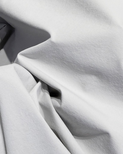 KOLON SPORT可隆🧊🧊  輕量涼感防曬衣情侶款  

戶外輕量化涼感防B1145曬衣上新🆕 ，可隆專櫃同款 在售💰1585+

採用功能性專業戶外防曬型針織材料 88的錦綸和12的氨綸 有非常好的彈性 和防水透氣功能  防曬值upf245+不怕曬傷，縱享戶外陽光☀️有專業檢測報告
彈力接觸涼感，緩解體熱，輕量御風 ，手腕彈力帶收口 ，貼合手腕的同時 提升鑽風性能 ，面料彈力十足 透氣性高  在運動出汗時 ，減少熱量 和粘附感
如果突降小雨還有功能性防水功能 

品質面料做工都無