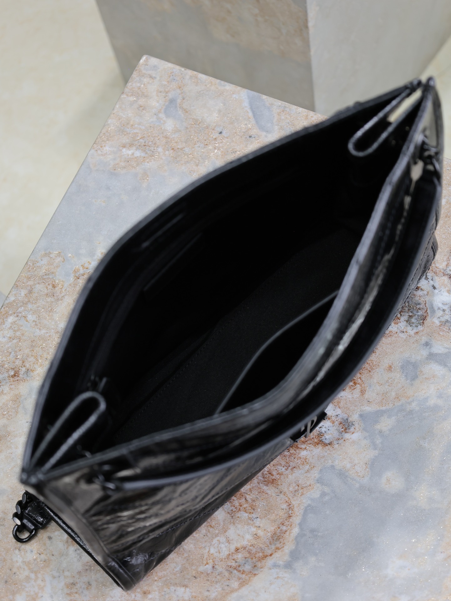 黑色黑扣·
Niki shopping bag_
意大利進口抓皺油蠟牛皮，五金是全牛皮包裹，工藝十分精湛！包袋中間有磁吸扣，保障了包包使用的安全性；內里有一拉鍊隔層及敞口插槽設計可放手機及零錢卡片，方便拿取，不會出現因為是大包而出現找不到東西的情況；包包自重非常輕，容量又足夠大，公文包、旅行包、購物袋、媽媽包隨意切換，實用性爆表！
型號：577999
尺寸：33x27x11.5cm