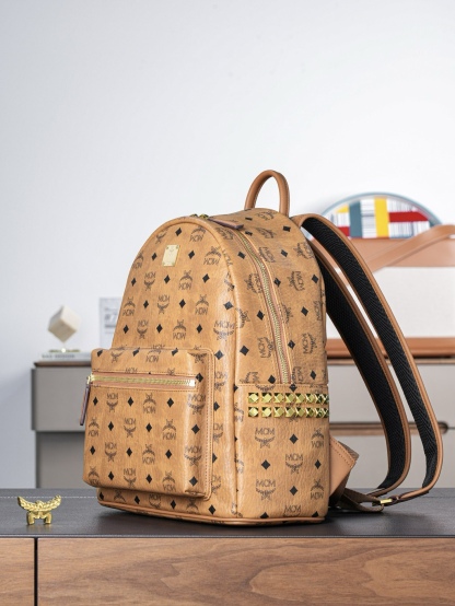 𝙈𝘾𝙈 𝙎𝙩𝙖𝙧𝙠 𝙎𝙞𝙙𝙚 𝙎𝙩𝙪𝙙𝙨𝘽𝙖𝙘𝙠𝙥𝙖𝙘𝙠 𝙞𝙣 𝙑𝙞𝙨𝙚𝙩𝙤𝙨
干邑色小中号#铆钉双肩背包🎒·CP独家出品®️干邑色
这款Visetos经典花纹人造革双肩背包采用金字塔形铆钉装饰及天然Nappa皮革饰边设计。
这一标志性的便携单品展现了全球移动一族的无限精神。这款Stark双肩背包采用经典Visetos及天然Nappa皮革制成，能将电子产品、文件及配饰收纳得井井有条。金字塔形铆钉勾勒出包袋