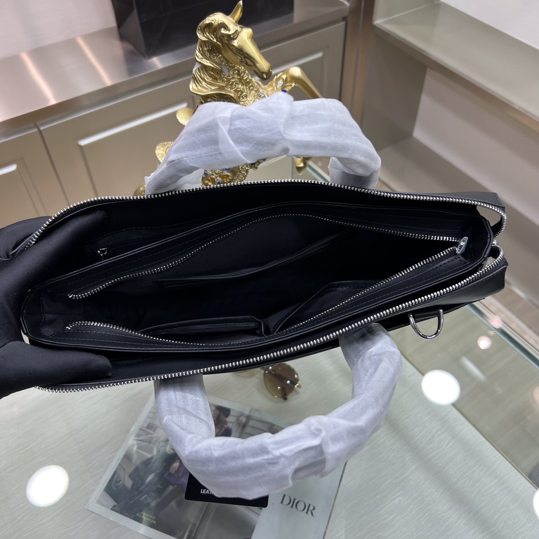 Montblanc International（萬寶龍）🔥萬寶龍新款男士定型公文包，採用進口頭層定型牛皮製作，搭配頂級五金配件，帶密碼鎖，在公文包系列中實屬佼佼者。商務人士與潮流達人皆適用的款式。[色]喜歡的速度下單✅
型號：1161-1
尺寸：39-29-10
顏色：黑色、啡色