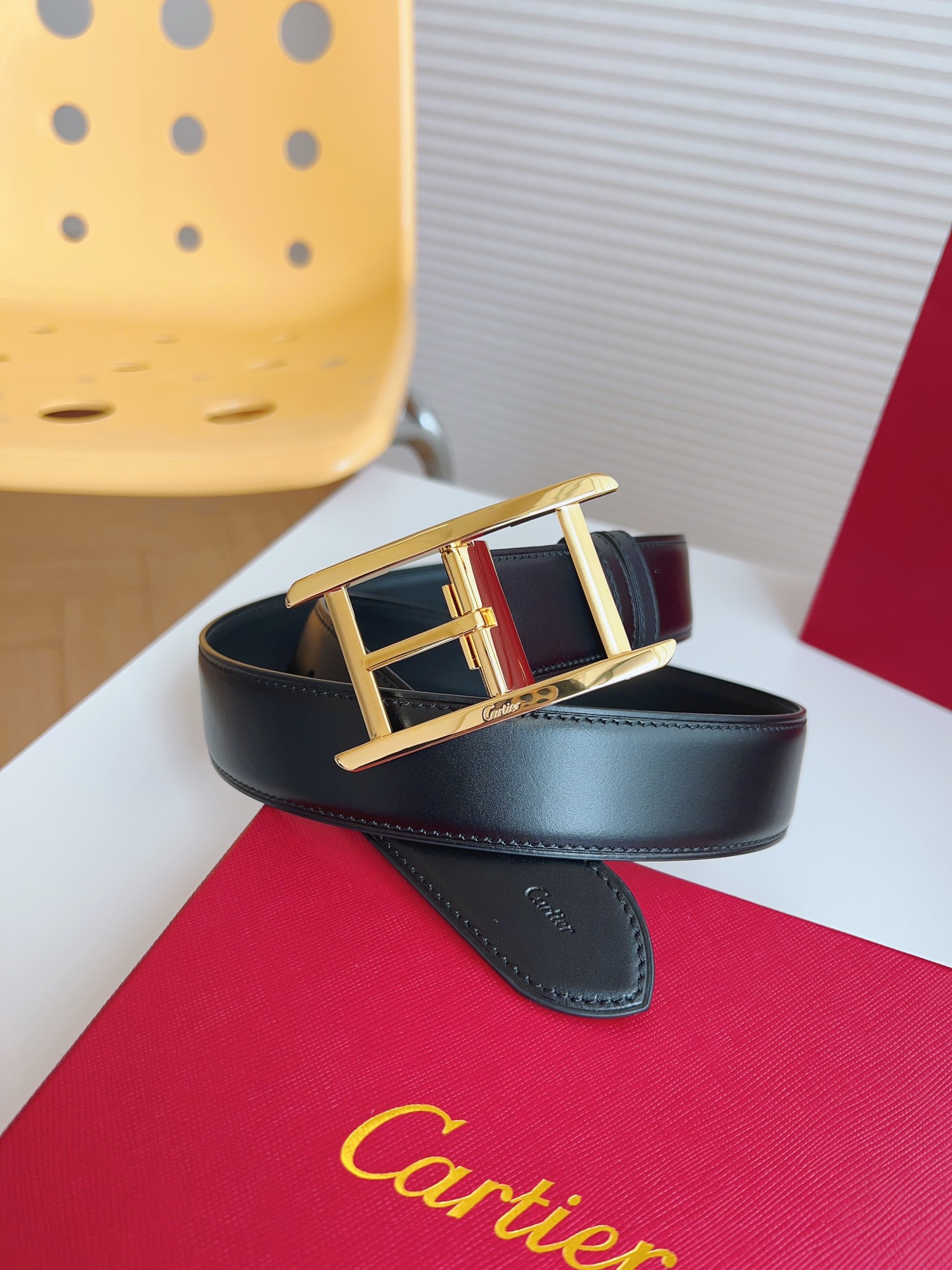 
Cartier（卡地亞）憑借匠心傑作展現與眾不同的美感，融合精湛工藝與經典設計，演繹雋永風格；瀟灑不羈，果敢獨立！此款式易搭配服飾；休閒正裝兩相宜。皮帶寬度：35mm