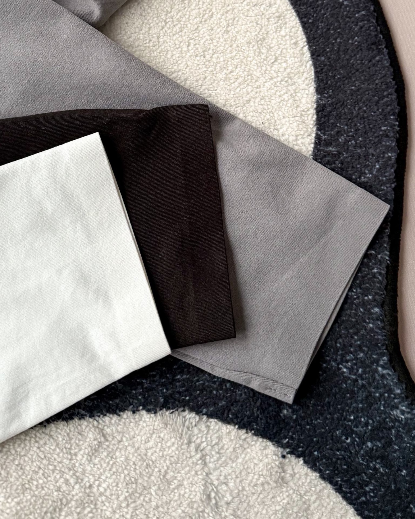 春季新款DESCENTE迪桑特吸濕長袖防曬+抗菌SECOt恤翻領POLO
2026春季新款
大身採用迪桑特自研面料，具有吸濕速乾，UPF215+防曬及Polygiene抑菌功能門襟採用激光切割工藝，結合肩部超聲波貼合工藝，提升細節品質感領口，門襟及下擺均採用熱壓工藝，外觀平整
頻繁穿梭於不同目的地航站樓，美學與實用兼具的著裝是應對高強度，快節奏，多場景工作的基礎。將戶外防護功能面料與都市生活設計剪裁兼容並蓄，實現全日多場景無縫切換讓戶外成為生活的新常態。