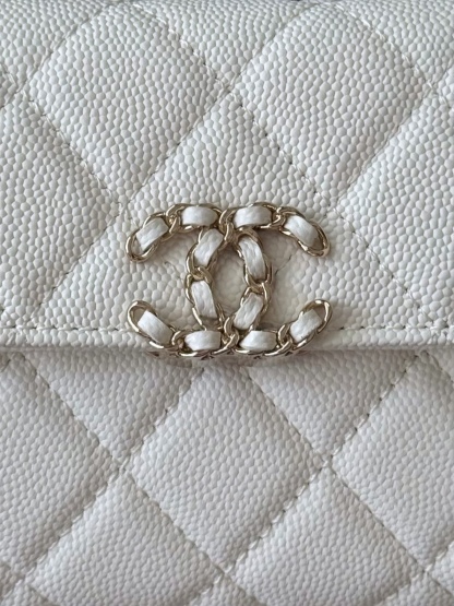 Chanel 25S 新款本季 最火的小球牛皮Kelly 手柄包
這顆絕對是黑馬
第一眼看到就深深愛上💕
顏值不必說 直接閉眼入不會錯
很好打理 也是百搭型
實現了單背斜挎腋下背手拎的效果📷
簡直就是福音〰️
很精緻 值得珍藏🔝

五金：全鋼18K淺金
皮料：獨家Haas小牛皮
尺寸：𝟏8*𝟏0*4.𝟓 𝚌𝚖
型號：AS3238