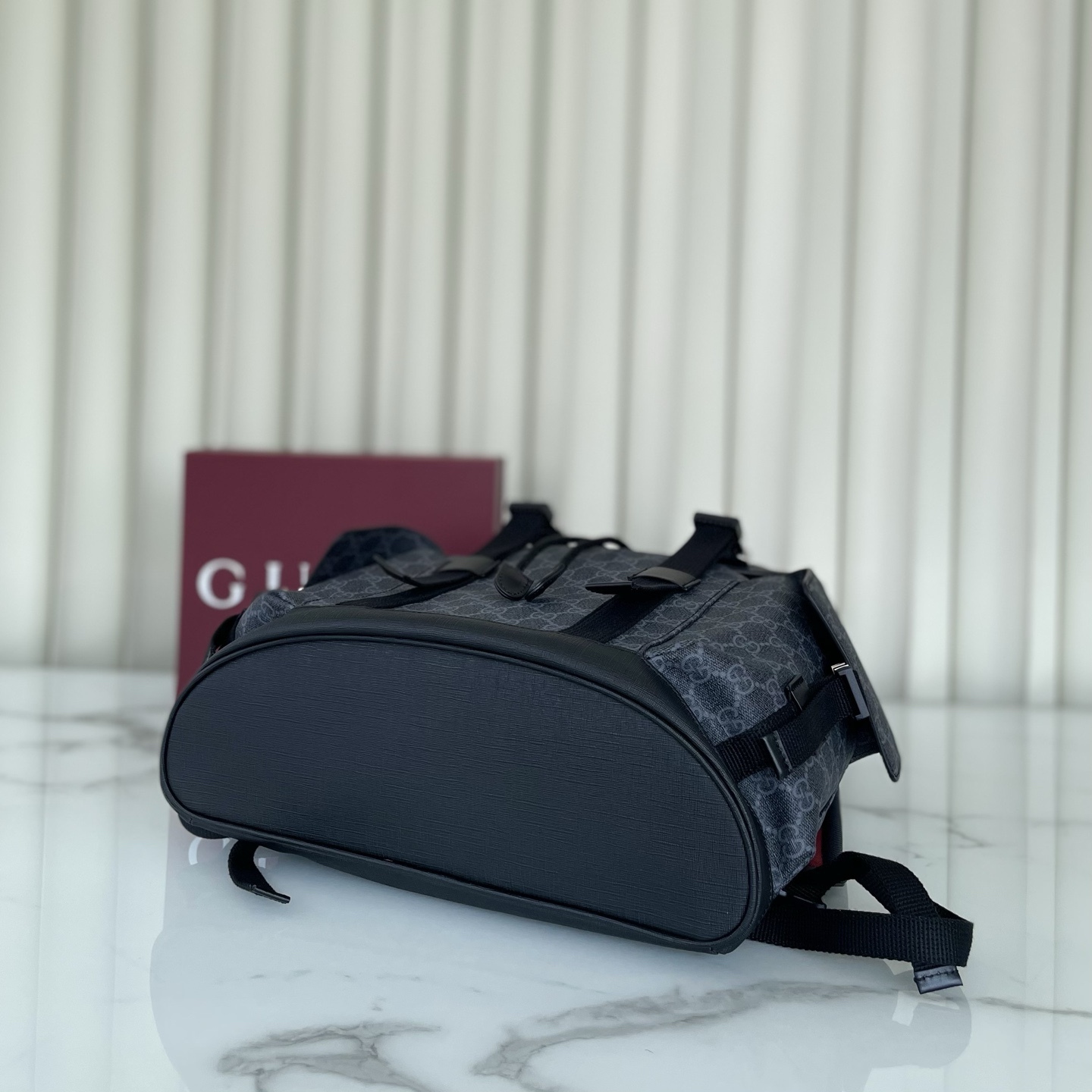 GG黑色大號背包
經典GG Supreme帆布以質地柔軟且富有延展性而著稱，是品牌歷經歲月洗禮卻從未褪色的經典面料之一。該面料以超細纖維塗層織物打造，以全黑色匠心呈現，賦予這款背包以別緻魅力。同色調皮革滾邊令整個廓形愈發豐滿，典藏條紋織帶則為整個設計注入一抹亮色
款號792080克，尺寸46X35X12