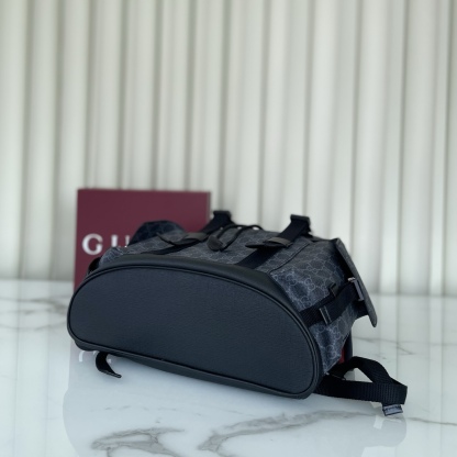 GG黑色大號背包
經典GG Supreme帆布以質地柔軟且富有延展性而著稱，是品牌歷經歲月洗禮卻從未褪色的經典面料之一。該面料以超細纖維塗層織物打造，以全黑色匠心呈現，賦予這款背包以別緻魅力。同色調皮革滾邊令整個廓形愈發豐滿，典藏條紋織帶則為整個設計注入一抹亮色
款號792080克，尺寸46X35X12