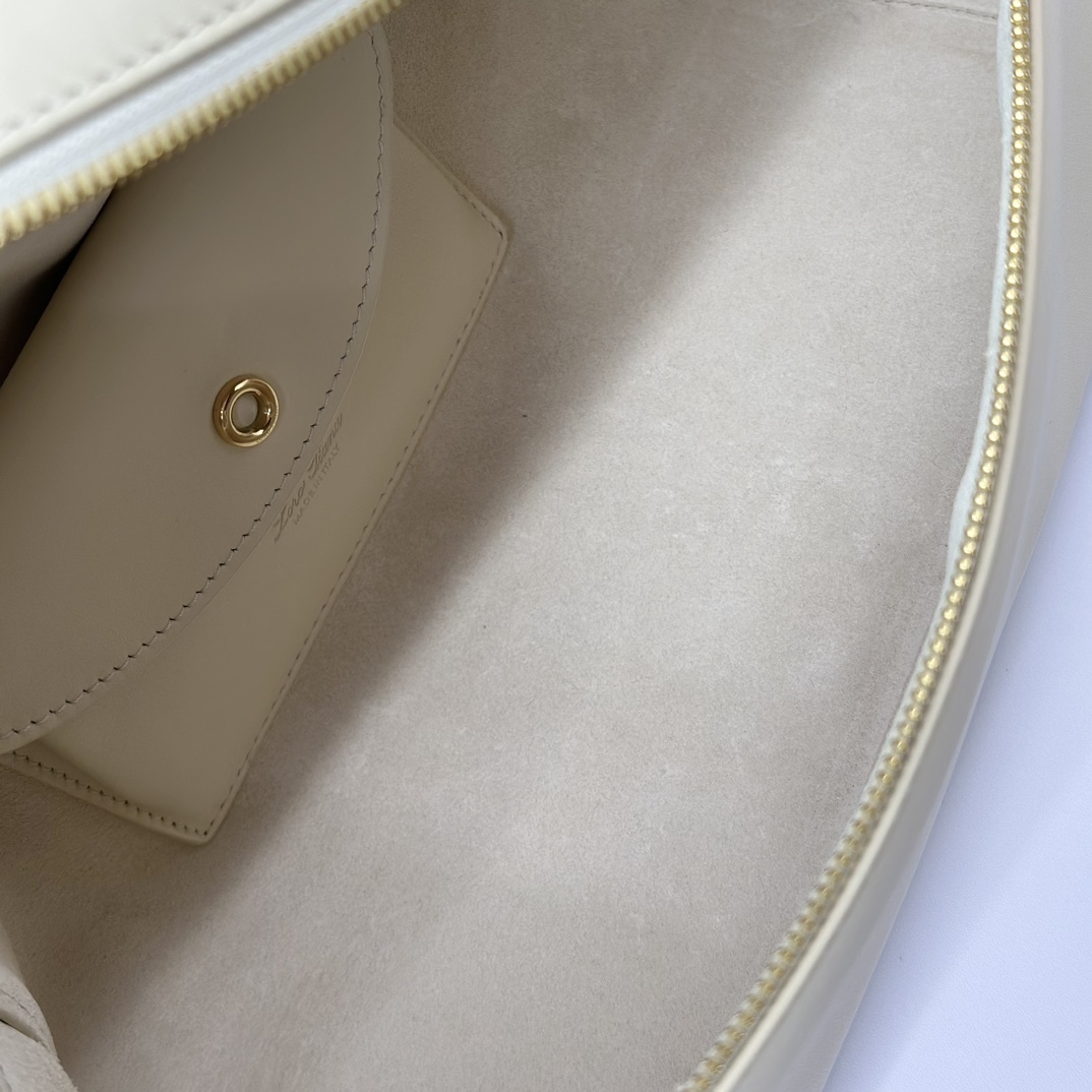 𝓛𝓸𝓻𝓸 𝓟𝓲𝓪𝓷𝓪 諾悠翩雅
𝑬𝒙𝒕𝒓𝒂 𝑩𝒂𝒈 𝑳𝟐𝟕 
寬開口加大容量斜挎包，包型設計更立體更有型，包身採用進口原廠小牛皮，手感柔軟而獨特，包包內部結構多了內袋。雙向加長拉鍊開合，配有My Charms金色金屬掛飾（LP特級純鋼五金配件）
size：27*16*10釐米
配全套專櫃禮盒包裝🎁