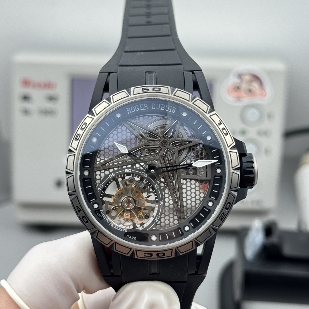 『新廠-NEW Factory』羅傑杜彼王者競速倍耐力單行陀飛輪#全鏤空背透高級感型號分別：RDDBEX0815、RDDBEX0817腕表，這款腕表極具羅傑杜彼品牌代表性的設計，星型的框架設計，凱爾特十字架形陀飛輪，配有秒盤和小秒針，更顯機械感，幾乎一眼就可識別。表殼直徑45mm，厚度13.5毫米，搭載海鷗定制RD505SQ手動上鏈機芯，機芯上夾板與魚鱗紋打磨在內的各種超卓精修。          
（非市面其他小廠可比）
注：特點 
1.表殼：鈦合金表殼與原裝同步。
2.機芯：一體陀飛輪機芯以六方位精准