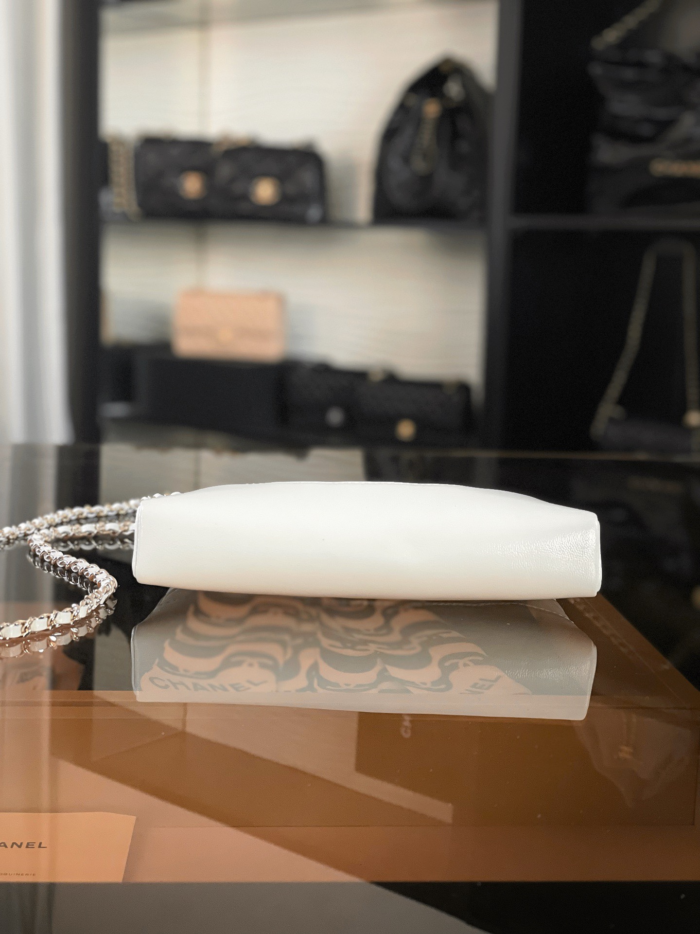 特▪️級鋼 到貨
全新到貨🆕𝗖𝗵𝗮𝗻𝗲𝟭 𝟮𝟓𝐏 羊皮系列
𝟥𝟣𝖡𝖺𝗀 𝖭𝖺𝗇𝗈 白色

𝟐𝟓𝐏橫版𝟥𝟣𝗆𝗂𝗇𝗂可愛無敵𝖦𝖾𝗍❕
“包王”經典再現巧妙設計🪄
滿足了時髦精的在所期待啦…
軟萌感讓我毫無抵抗力〰️

五金：厚鍍𝟣𝟦𝖪淡金
皮料:   金標𝗓𝗉原廠小羊皮
尺寸：𝟣𝟩.𝟧*𝟤𝟢.𝟧*𝟥.𝟧 𝖼𝗆
3656