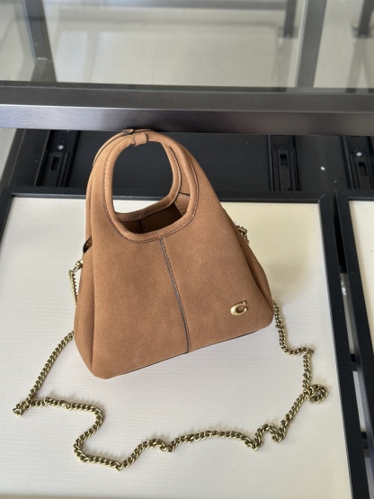 Coach新款首發🔥Lana19 mini號
尺寸：19✖️17cm
精緻小巧，簡約時尚
可手拎，可斜挎 ☑️小號 麂皮棕色
尺寸：19✖️17cm