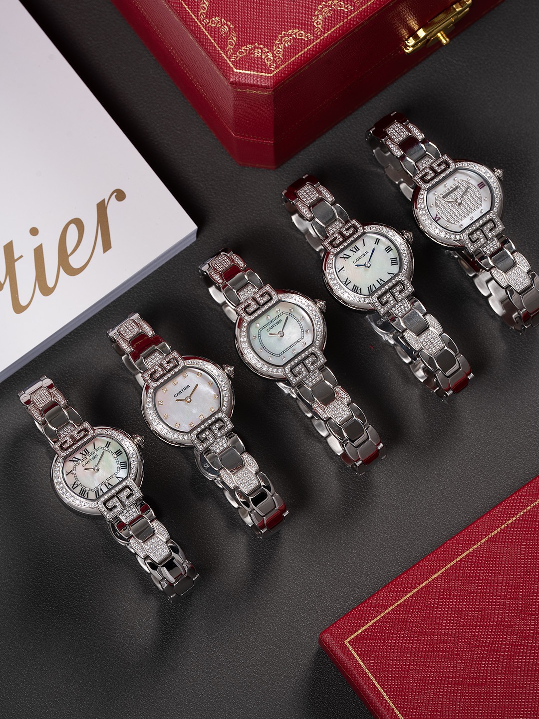 全新第6代升級版全面到貨，🎀🎀
CARTIER 卡地亞-—Tortue（龜形）🎮1480系列全面升級版到貨（此次更新底蓋蝕字加深，整體更接近原裝字體，皮表則升級為原版頭層意大利🇮🇹小牛皮、匠心打造還原原裝美感）當所有的腕表都是圓形的、Tortue腕表前衛的龜甲形設計元素、開角處的緊箍咒形雙向設計寓意“愛你一萬年”呼應卡家一貫的品牌設計理念，“經過那麼長時間你依舊是我最愛的人”細心挑選每一個八箭八星鑽石，秉著超越傳統追求創新的設計理念，再次成為了經典傳世之作！