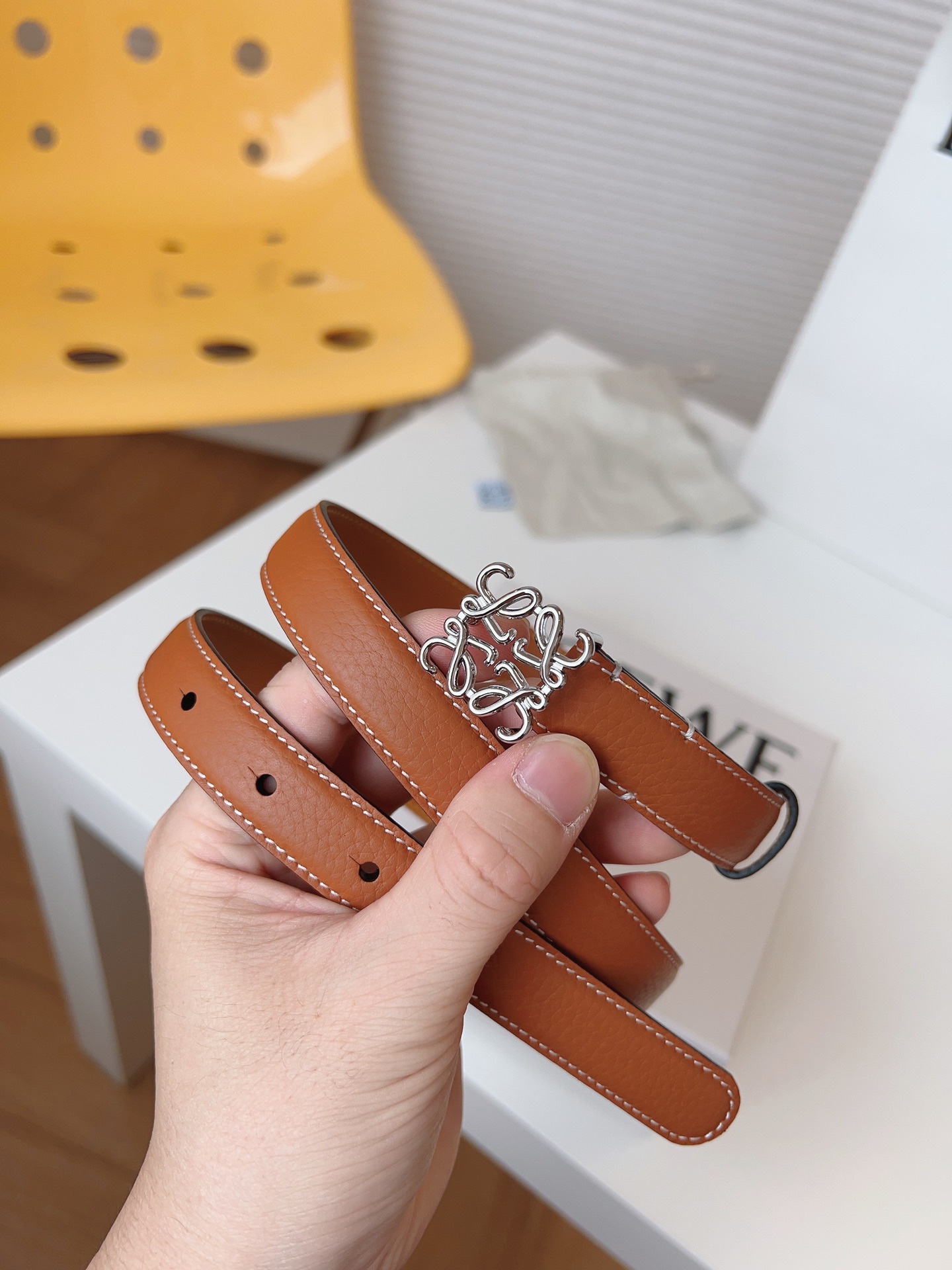 
Loewe 羅意威 經典粒面小牛皮，極簡風格的搭配，腰帶早已不是勒緊褲腰的工具，而是提升衣品，畫龍點睛的飾品；此款腰帶易搭配服飾。皮帶寬度：2.0cm