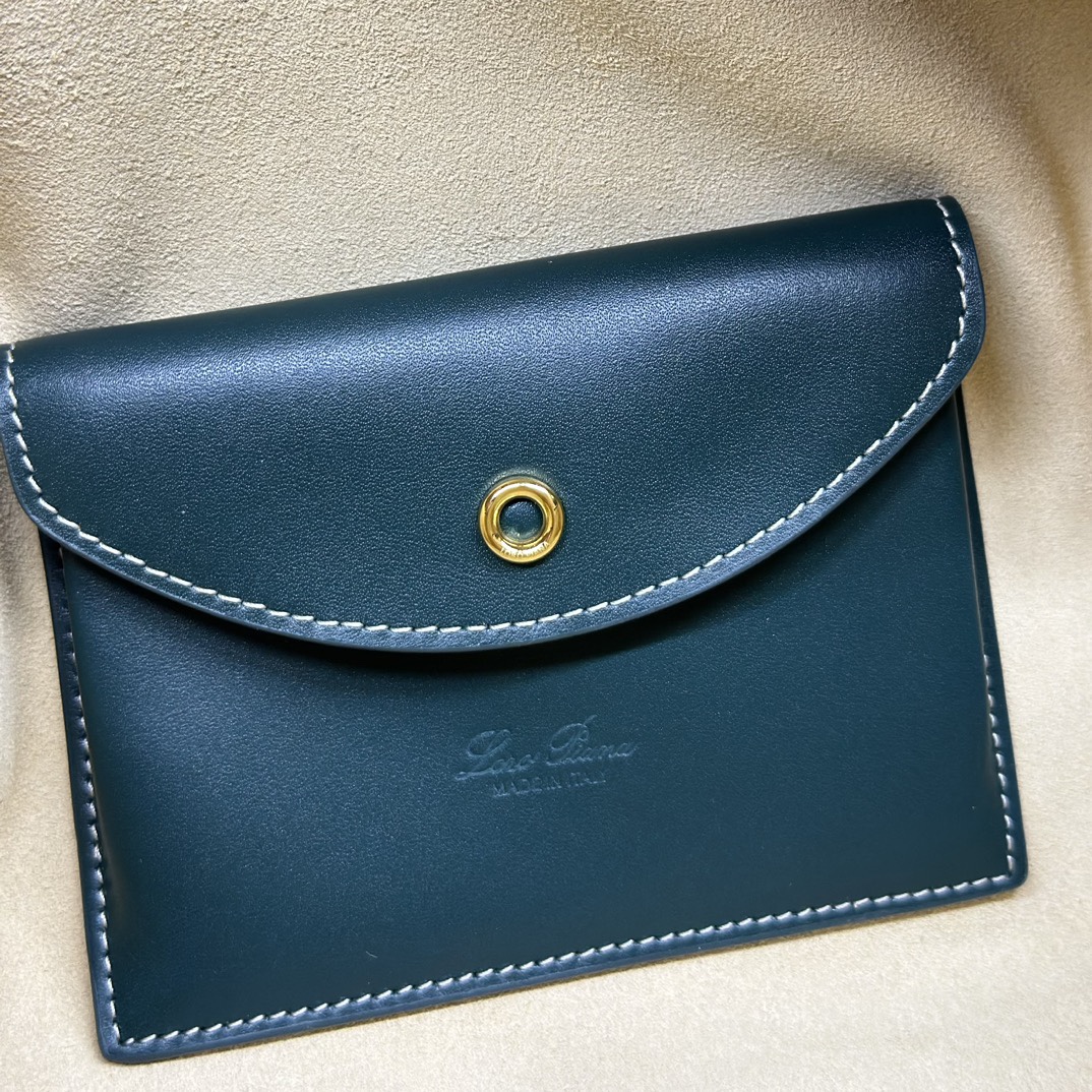 𝓸𝓻𝓸 𝓟𝓲𝓪𝓷𝓪 諾悠翩雅
𝑬𝒙𝒕𝒓𝒂 𝑩𝒂𝒈 𝑳𝟐𝟕 
寬開口加大容量斜挎包，包型設計更立體更有型，包身採用進口原廠小牛皮，手感柔軟而獨特，包包內部結構多了內袋。雙向加長拉鍊開合，配有My Charms金色金屬掛飾（LP特級純鋼五金配件）
size：27*16*10釐米
配全套專櫃禮盒包裝🎁