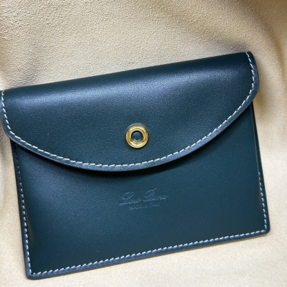 𝓸𝓻𝓸 𝓟𝓲𝓪𝓷𝓪 諾悠翩雅
𝑬𝒙𝒕𝒓𝒂 𝑩𝒂𝒈 𝑳𝟐𝟕 
寬開口加大容量斜挎包，包型設計更立體更有型，包身採用進口原廠小牛皮，手感柔軟而獨特，包包內部結構多了內袋。雙向加長拉鍊開合，配有My Charms金色金屬掛飾（LP特級純鋼五金配件）
size：27*16*10釐米
配全套專櫃禮盒包裝🎁