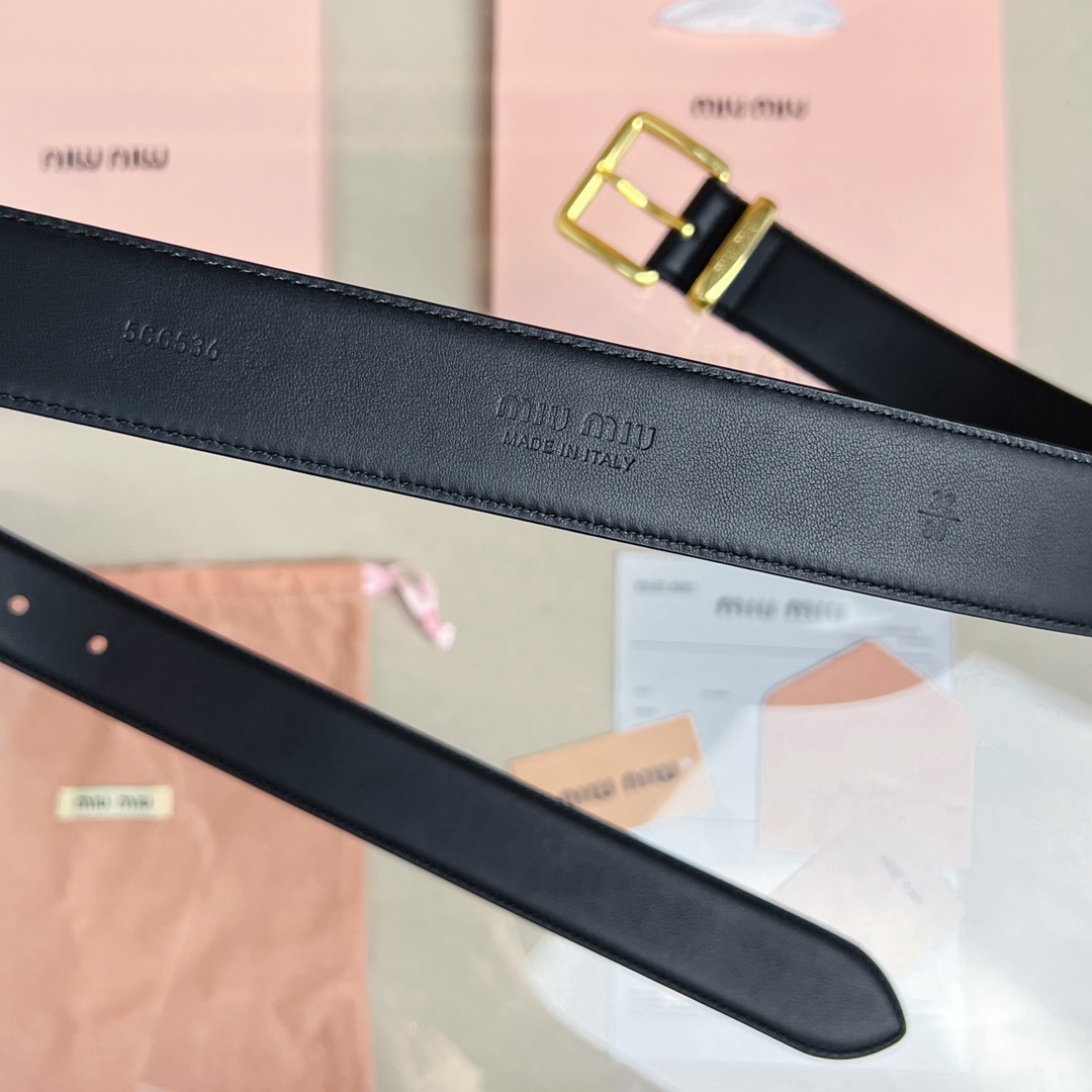 這款皮革腰帶設計簡約而優雅，腰帶環伴以Miu Miu徽標。雙面進口小牛皮 金屬搭扣 腰帶環飾激光雕刻徽標
寬度: 3.5cm
