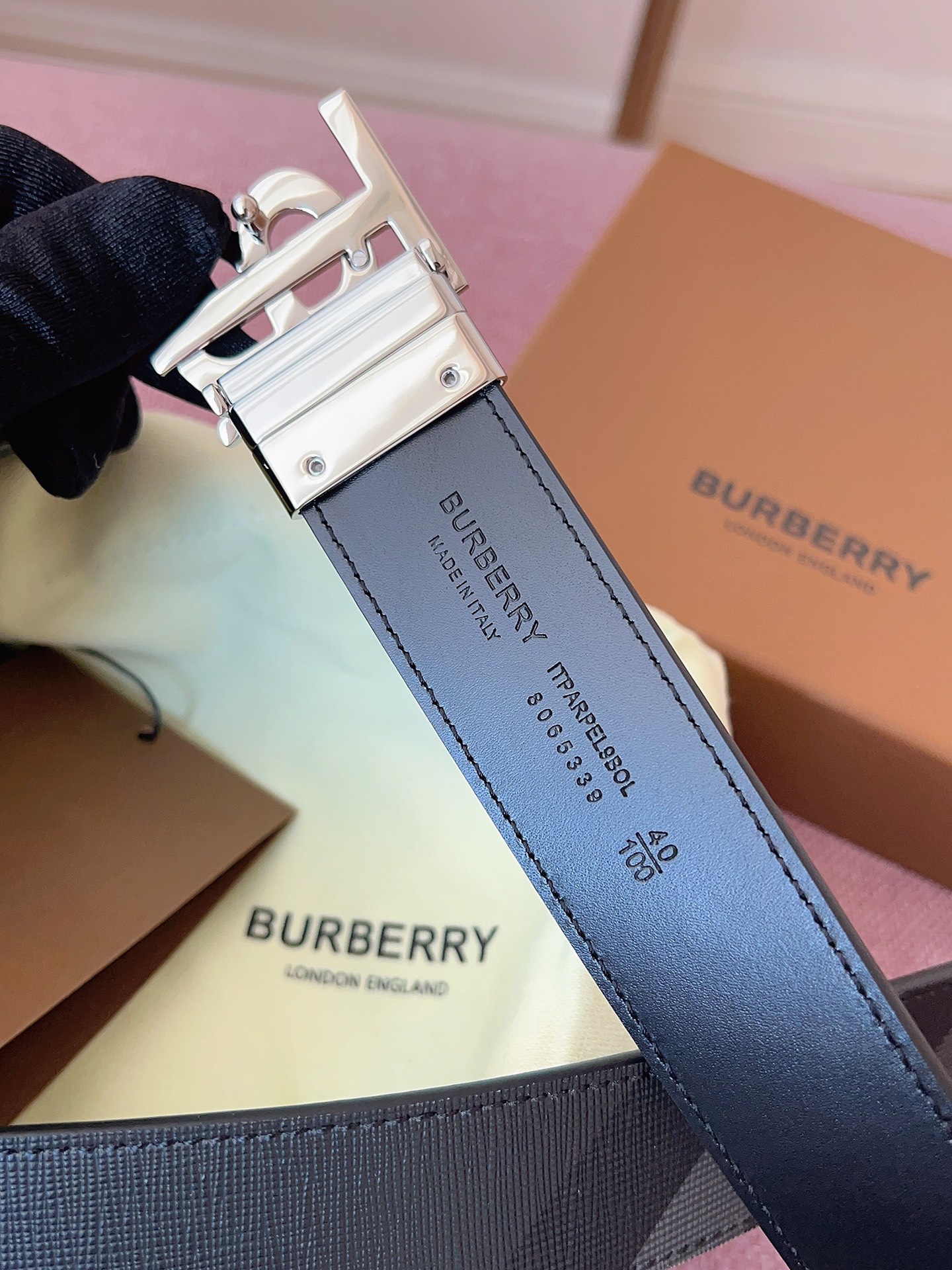 
Burberry博柏利品牌始終秉承傳統精髓，彰顯卓爾不凡的匠制工藝，優雅率性的英倫設計與銳意革新的時尚理念。3.5cm