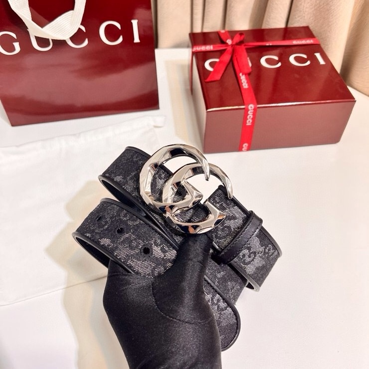 
古奇 新款 GG Marmont系列心選迷彩大理石紋GG帆布，為2026早春系列隨處可見的主要圖案之一增色添彩，40mm