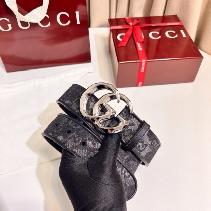 
古奇 新款 GG Marmont系列心選迷彩大理石紋GG帆布，為2026早春系列隨處可見的主要圖案之一增色添彩，40mm