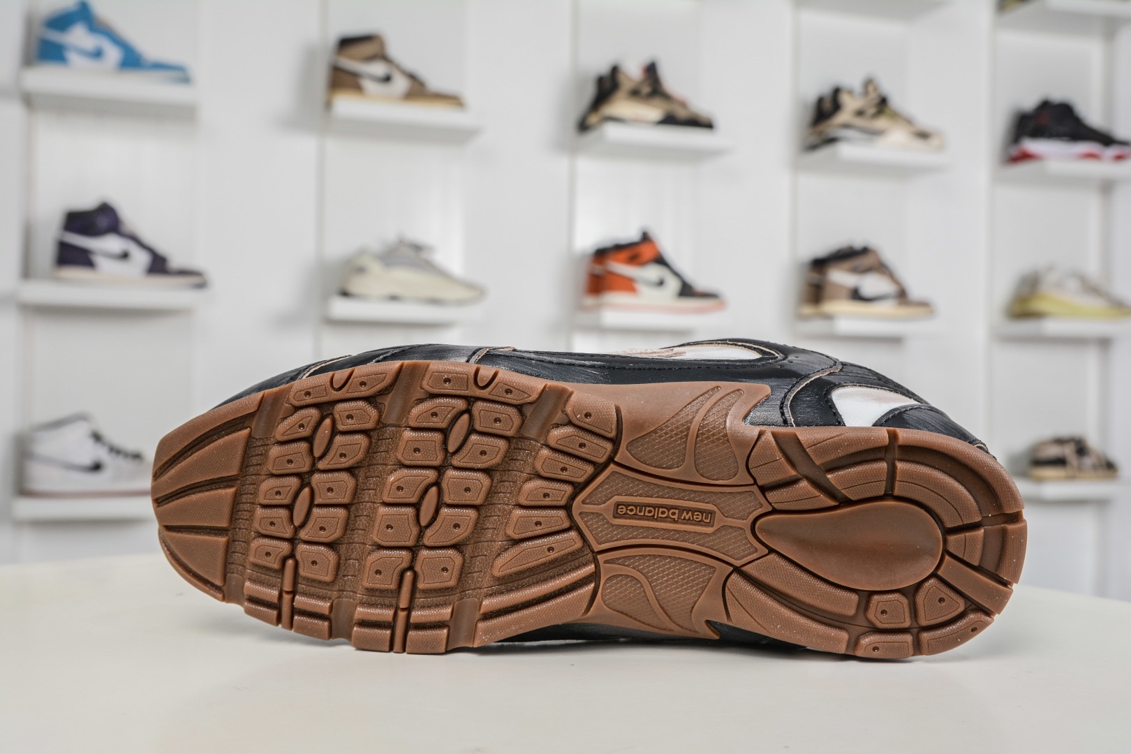 Miu Miu x New Balance聯名款運動鞋 New Balance 530 學院少女風 
尺碼：36 37 37.5 38 38.5 39.5 40 40.5 41.5 42 42.5 43 44 44.5 45