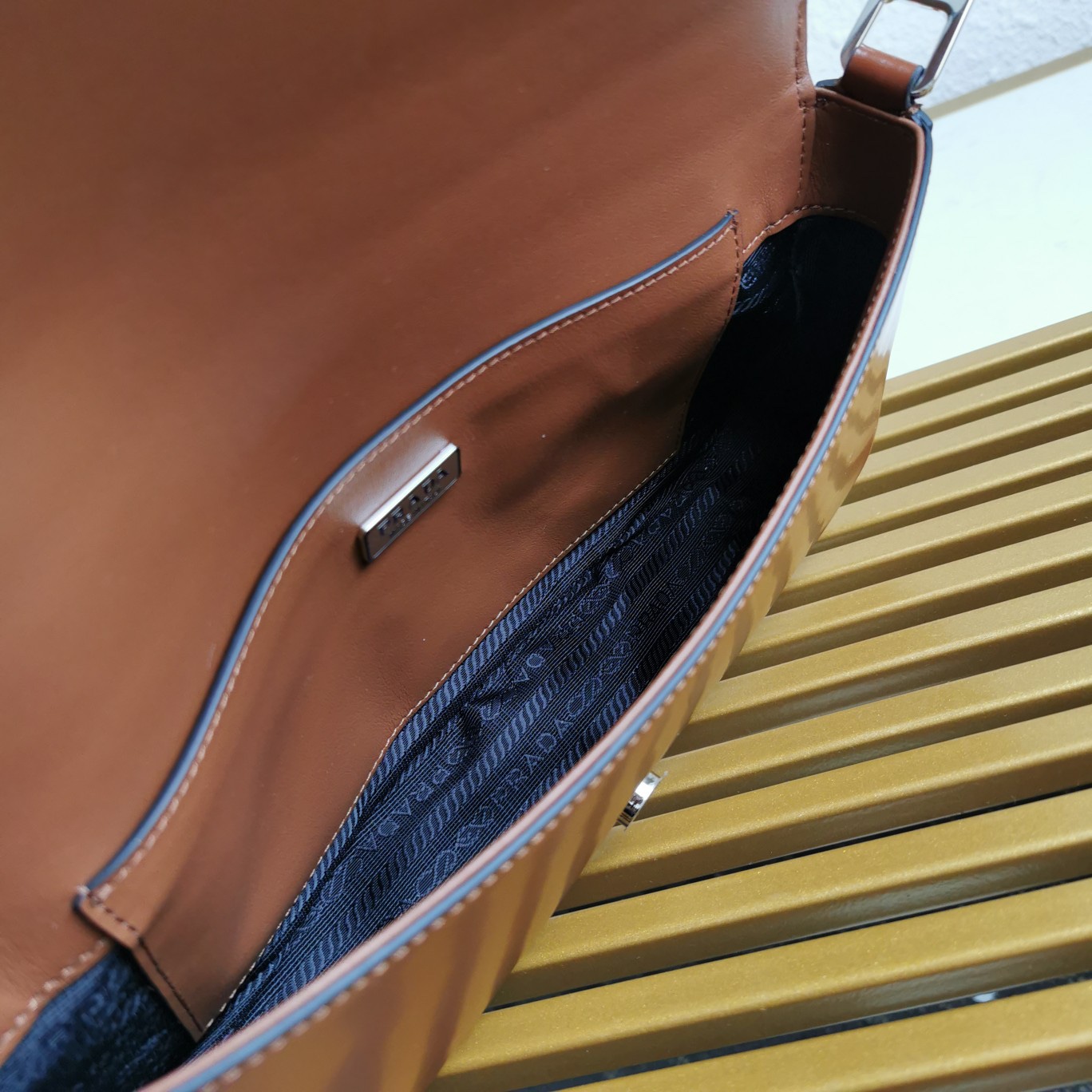 【 原單】🌹新款1BD323🎉🎉這款翻蓋式單肩包以充滿現代感👏採用進口牛皮，配有兩條可拆卸可交換長短肩帶。單肩/斜跨都可以。簡約優雅風尚、一眼相中復古又高級的包包，背上身秒變氣質女孩，容量空間大，各種百搭又時尚😘又是一款永久不過時暴款🙊趕緊入手吧🎉尺寸：長26x高12x底4.8cm🎉🎉🎉👏👏！