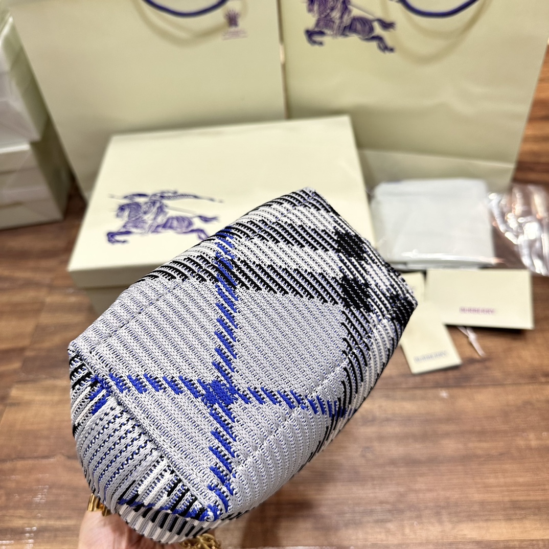 迷你鏈條版Peg手拿包全新mini
新增可拆卸金屬鏈條 實用性更強
尺寸16×10× 26cm.