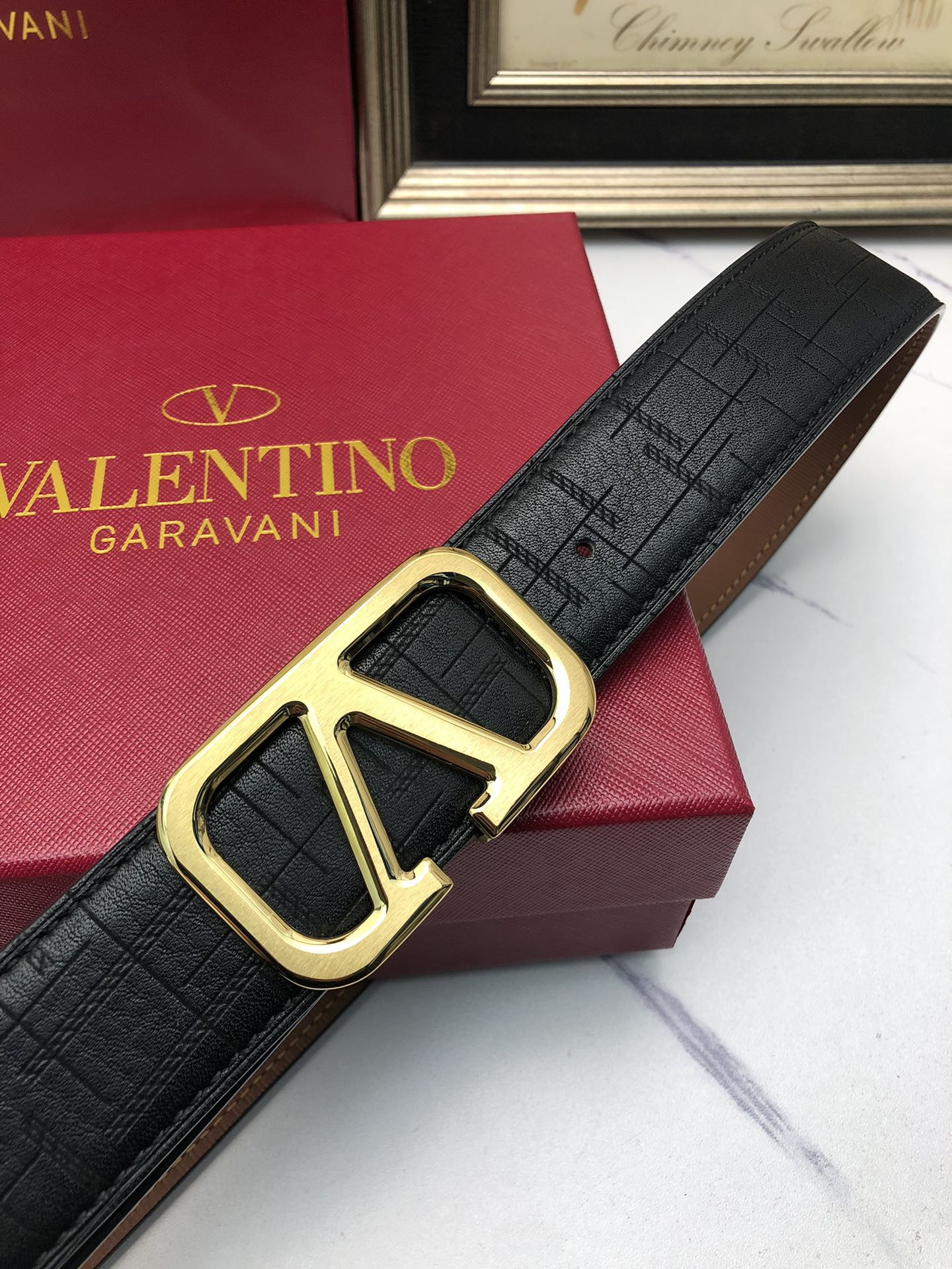 華倫天奴：原單頭層小牛皮燙印花紋，內襯平紋牛皮底，營造織紋外觀。飾以標誌原單扣。專櫃寬度4.0