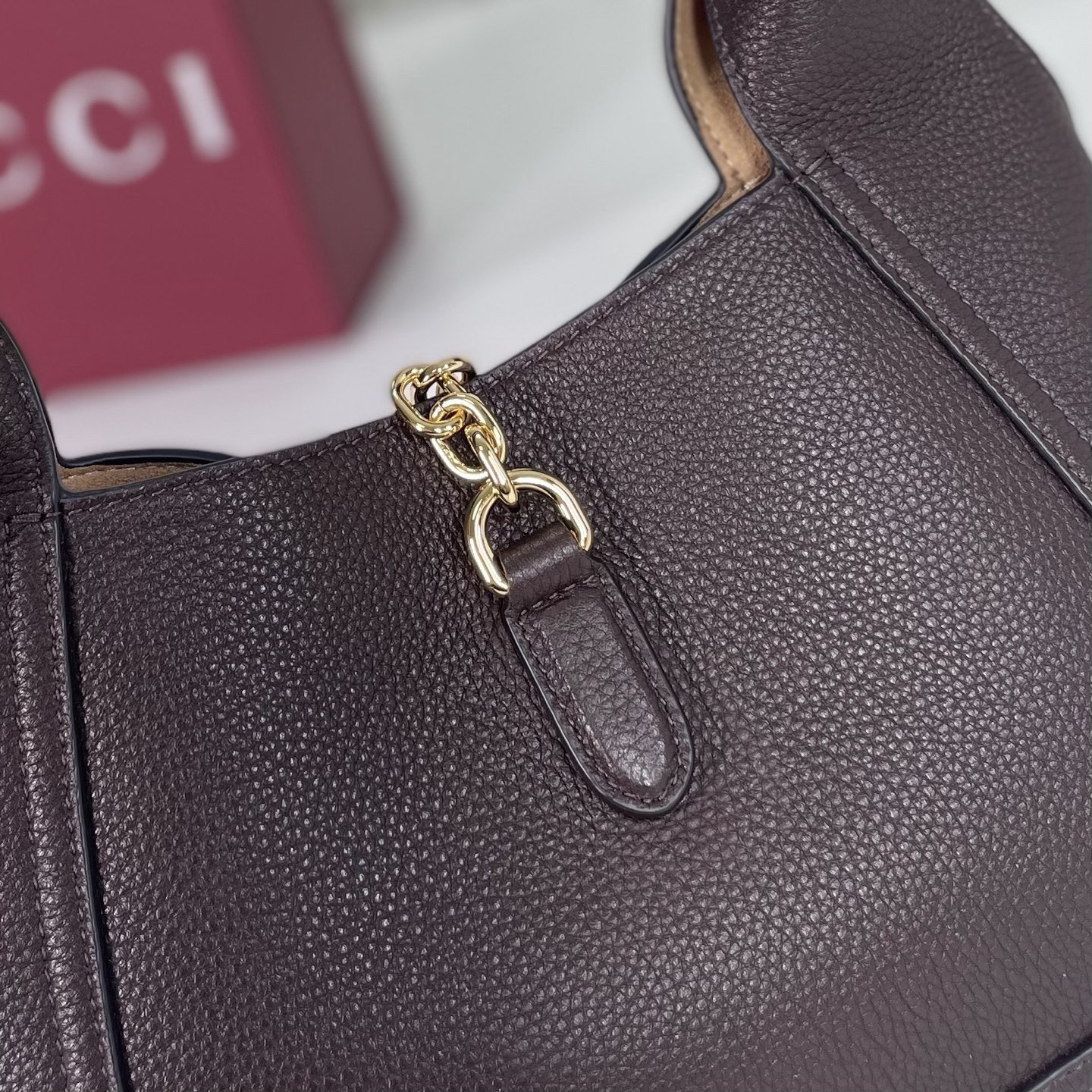 💫💫❤️❤️Gucci Softbit系列小號肩背包，匠心融蘊半馬銜扣造型品牌經典馬術風格配件。提手高15釐米，磁扣開合，款號837467咖啡棕皮，尺寸27.5X21X16
