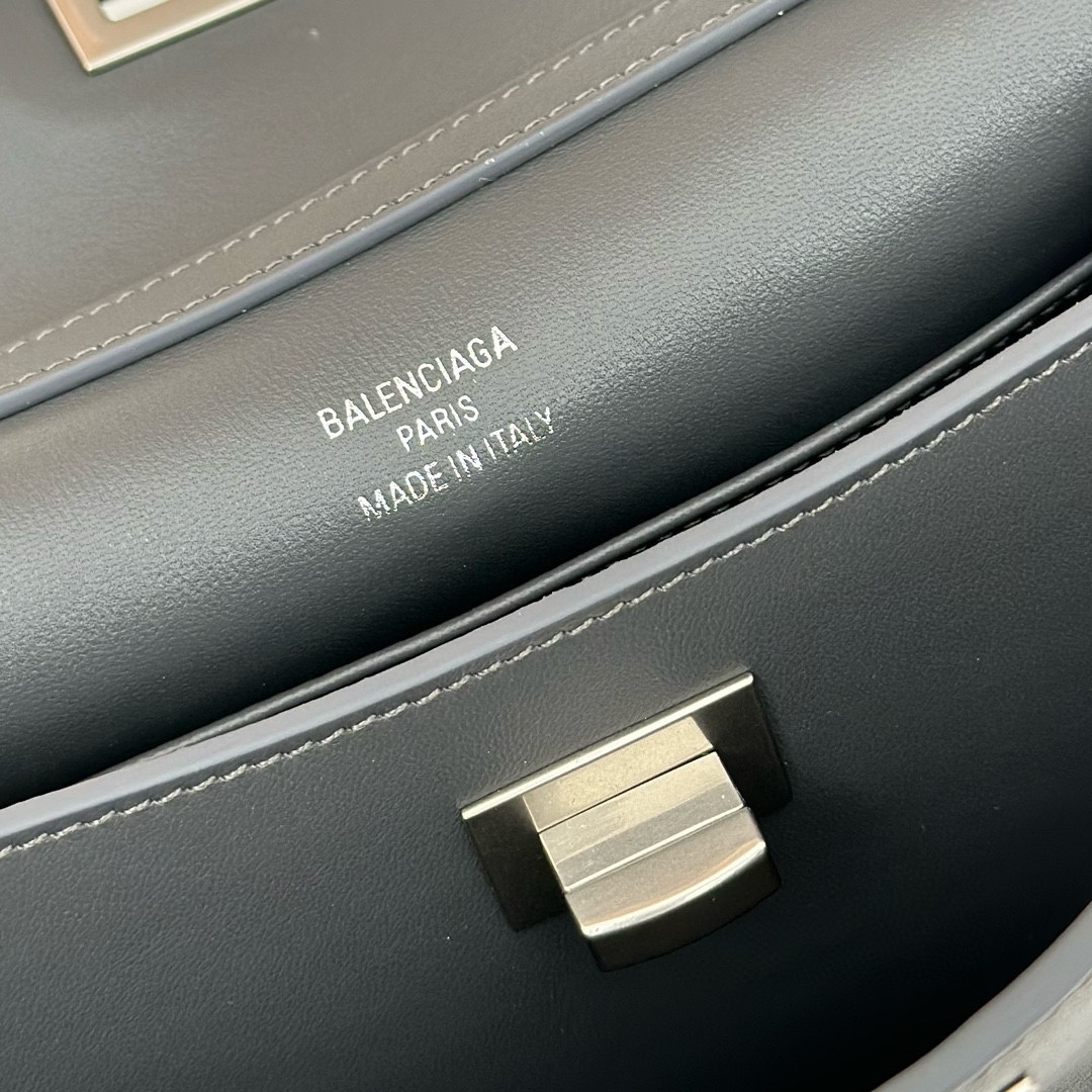 巴黎世家𝗕𝗮𝗹𝗲𝗻𝗰𝗶𝗮𝗴𝗮 🖤🖤出貨了！
款號：795456
尺寸：22.8×9.9×8.3cm
