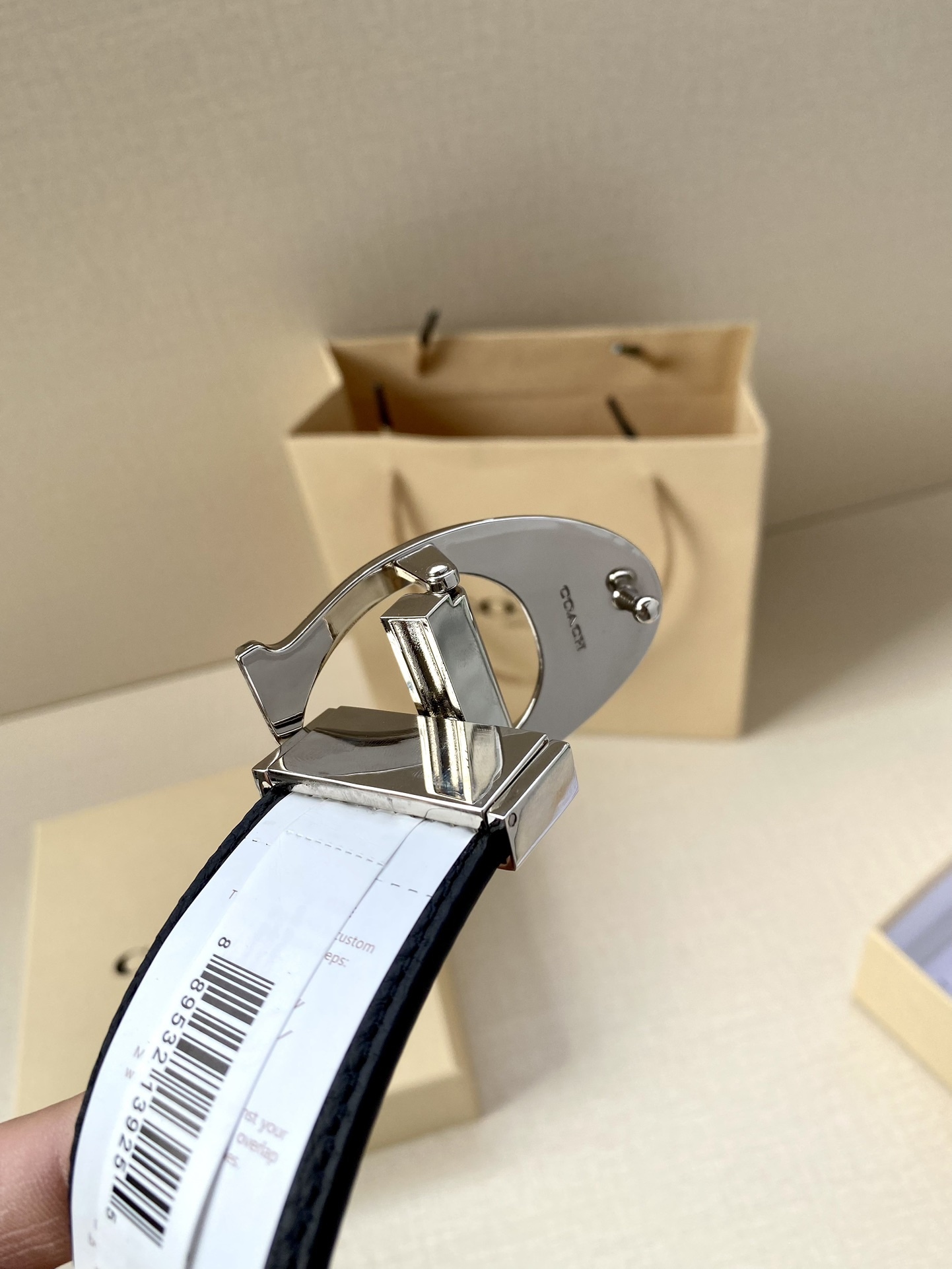 寬度3.8cm COACH 這款雙面腰帶一面為經典標誌帆布材質，另一面為精制皮革材質，配有標誌性扣件，將兩種外形合二為一。通過簡單的說明，可用剪刀剪裁至完美合身度。
標誌印花配頭層牛皮
可裁剪
雙面
38M (寬)