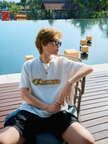 🔝LOUIS VUITTON LV 亮片字母特種刺繡短袖T恤
正品購入，26支雙紗全棉精梳棉220克，1*1索羅娜羅紋280克，特種刺繡，面料酵洗，定制亮片、章仔、商標，合身版型
B Size：S-XL