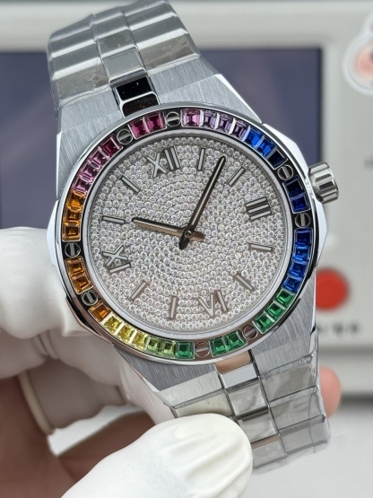 Factory 獨家力作👍
蕭邦AlpineEagle雪山傲翼系列
🌈彩T鑽🌟變色龍🦎滿天星✨限量款及隱藏款首推
如炬目光，比擬暗夜星芒⛰️於山川湖海間🌊洞見紳士願景與磅礡未來👔
尺寸：原裝一致41mmX9.7mm
機芯：9015改Chopard 01.01-c
錶鏈：獨家原版開模金磚型鏈節一體式錶鏈
岩石紋錶盤，鍍銠羅馬數字，時針及分針時標均覆以Super-LumiNova® X1級螢光塗層
致獻當代“雄鷹”，志存高遠之人在日常生活中超邁群倫，其視野啓迪人心、昇華情志。憑借遠見和決心，