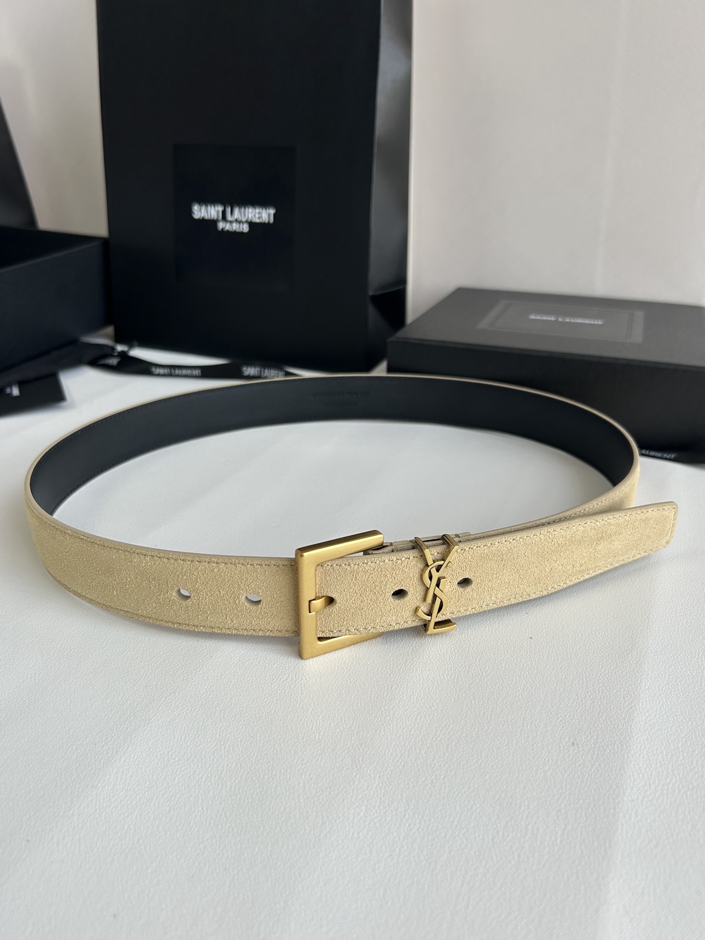 聖羅蘭 女士腰帶，進口小牛皮 配以CASSANDRE 標識腰帶環。古銅色金銀五金可選。精緻優雅的設計，寬度3.0cm