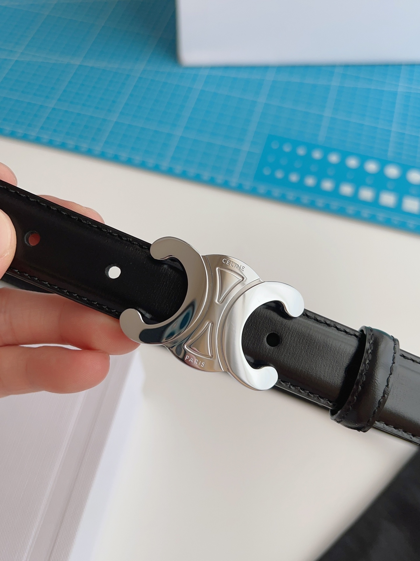 《CELINE》賽琳皮帶 celine 腰帶寬度2.5cm 超火凱旋門，手感柔軟細膩，上身效果超級好看。非常顯腰線型﹣﹣時尚必備神器﹣