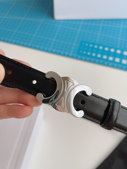 《CELINE》賽琳皮帶 celine 腰帶寬度2.5cm 超火凱旋門，手感柔軟細膩，上身效果超級好看。非常顯腰線型﹣﹣時尚必備神器﹣