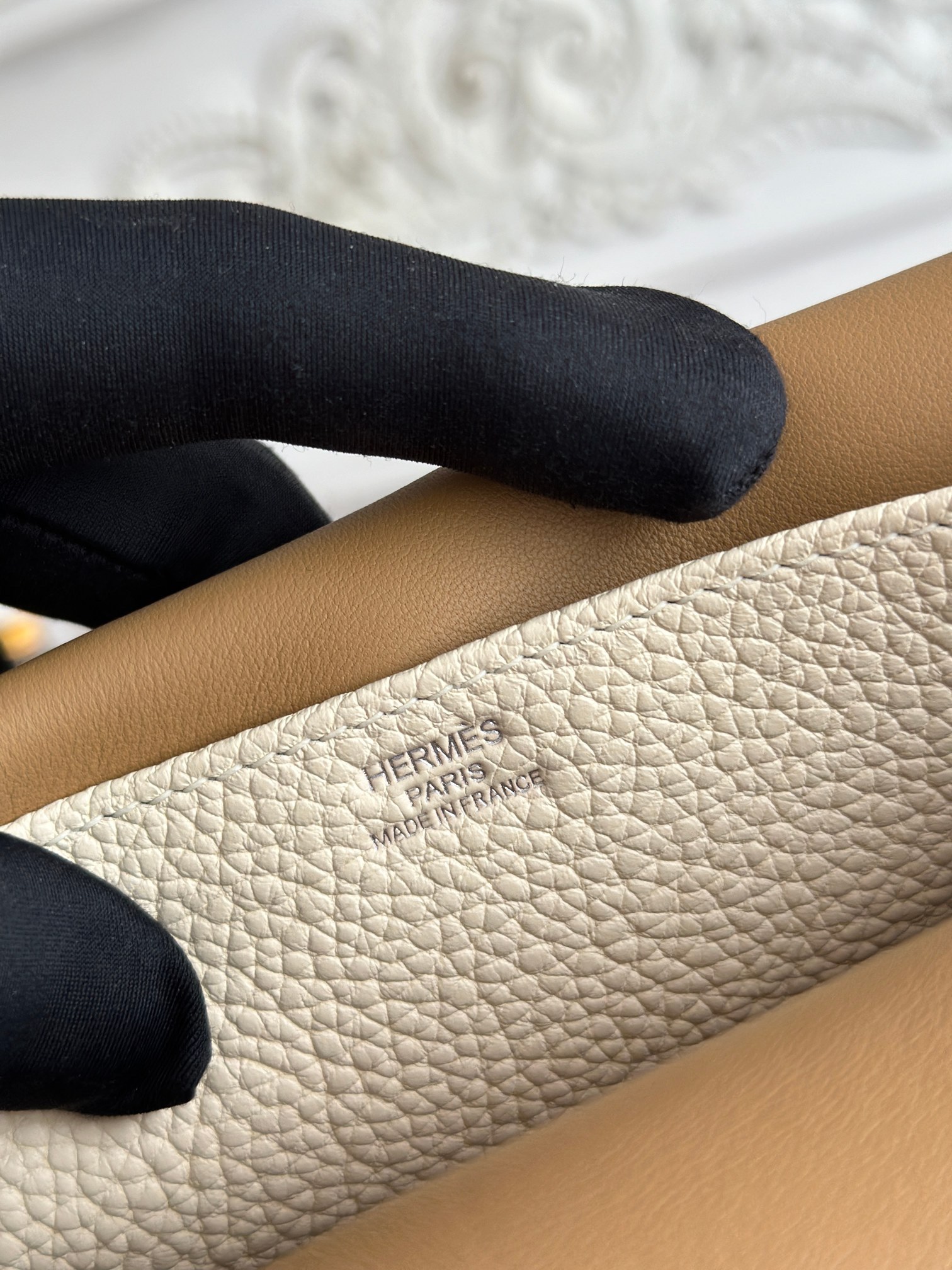 馬蹄包  半手工蠟線	Halzan	
 能滿足各種背法的!!
①手拎包②斜挎包③單肩包④手拿包
togo皮、五金細緻到油邊 無處不精緻√ 
尺寸：25cm