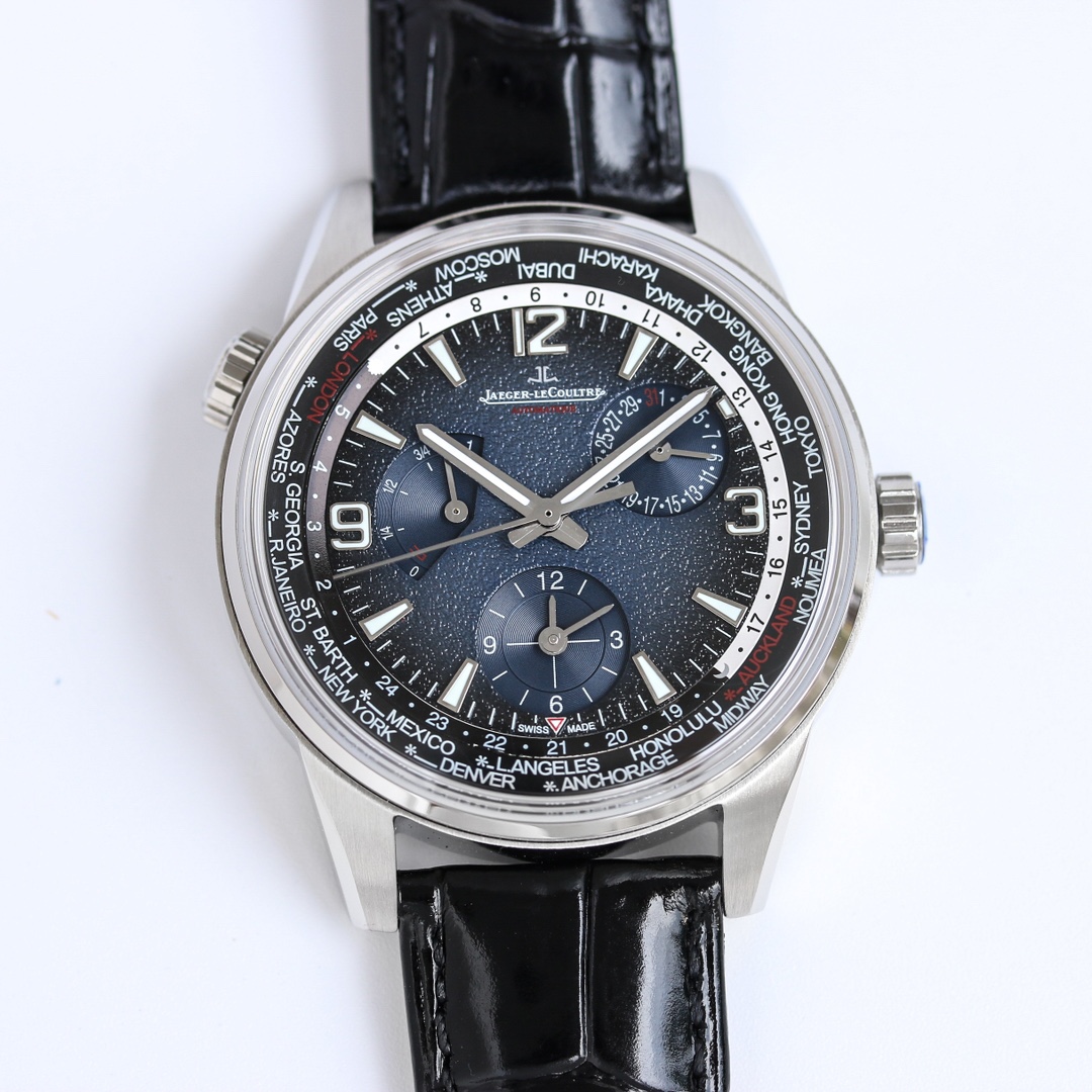 積家 北宸系列 Geographic WT“全球限量版”地理學家世界時腕表採用藍黑漸變色與全黑色錶盤 腕表的凸緣顯示全球24個時區 成為行動派男士旅行期間的可靠搭檔  佩戴者可透過10時位置的表冠設定 尺寸43mm表殼 316L鋼殼 搭配拱“鍋蓋”鏡面 採用亞洲機芯復刻版：936A/1自動上鏈 技術無與倫比 城市名部分以乳白色為基底 2時位置的日曆顯示 6時位置的第二時區顯示和10時位置的動力儲存顯示副錶盤飾以太陽放射狀飾紋 進口牛皮 升級版原裝折疊扣 精緻推薦男士多功能機械腕表