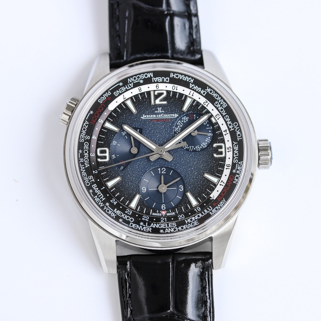 積家 北宸系列 Geographic WT“全球限量版”地理學家世界時腕表採用藍黑漸變色與全黑色錶盤 腕表的凸緣顯示全球24個時區 成為行動派男士旅行期間的可靠搭檔  佩戴者可透過10時位置的表冠設定 尺寸43mm表殼 316L鋼殼 搭配拱“鍋蓋”鏡面 採用亞洲機芯復刻版：936A/1自動上鏈 技術無與倫比 城市名部分以乳白色為基底 2時位置的日曆顯示 6時位置的第二時區顯示和10時位置的動力儲存顯示副錶盤飾以太陽放射狀飾紋 進口牛皮 升級版原裝折疊扣 精緻推薦男士多功能機械腕表