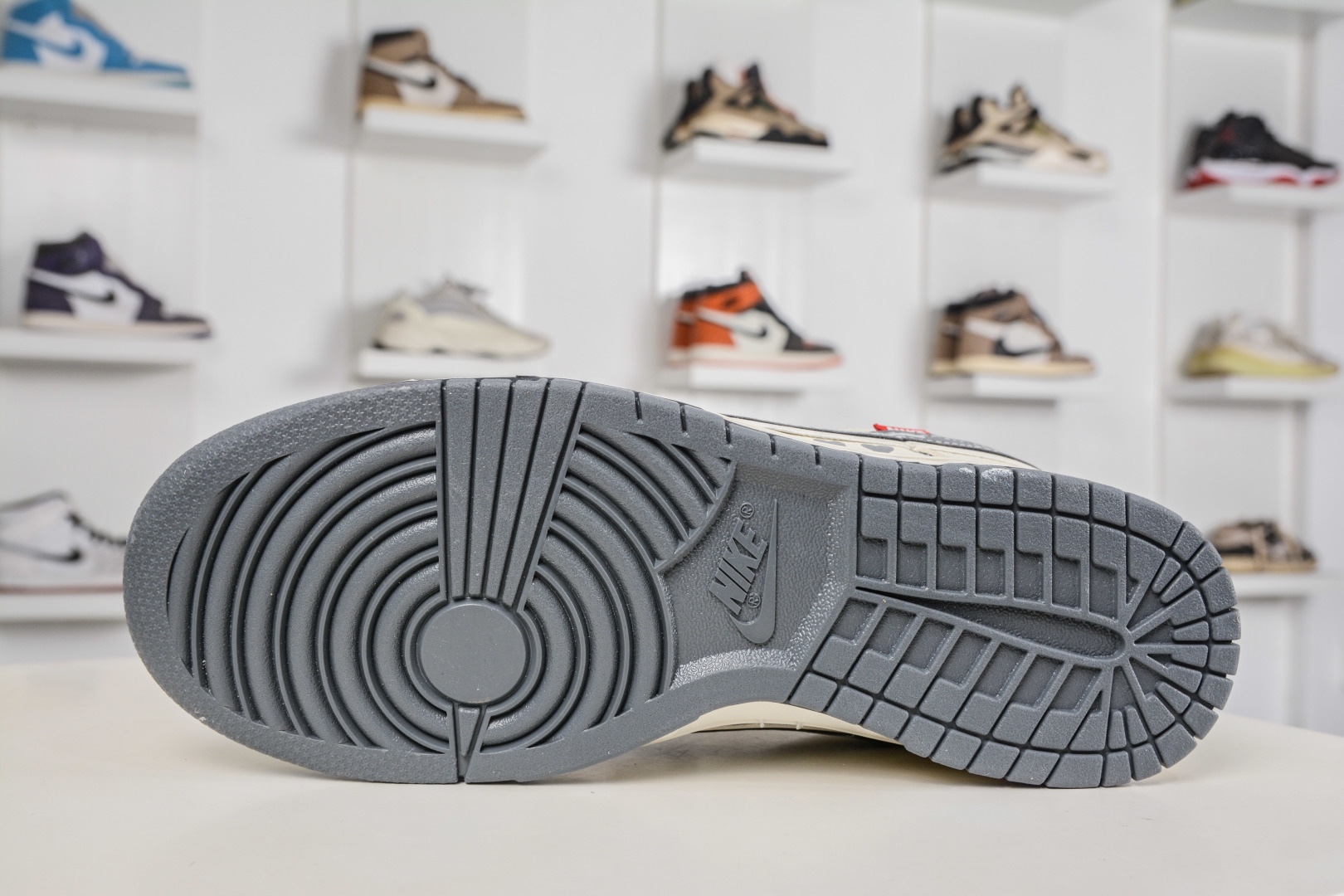 Nike SB Dunk Low x BE@RBRICK 暴力熊聯名-白灰雙鈎 
貨號：TX1688 006
尺碼：36 36.5 37.5 38 38.5 39 40 40.5 41 42 42.5 43 44 44.5 45